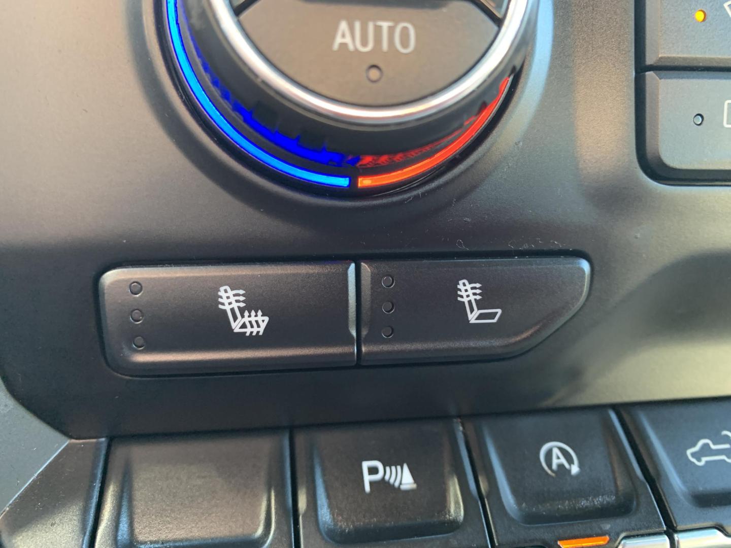 2020 WHITE /GRAY Chevrolet Silverado 1500 LT Crew Cab 4WD (3GCUYDED7LG) with an 5.3L V8 OHV 16V engine, 6A transmission, located at 506 S. Kingshighway, Cape Girardeau, MO, 63703, (573) 235-5000, 37.294991, -89.553635 - 2020 Chevrolet Silverado 1500 LT Air Conditioning Power Windows Power Locks Power Steering Tilt Wheel Keyless Entry Alarm Daytime Running Lights Dual Airbags Front Head and Side Crew Cab; Short Bed We have financing available and we accept trades! Fill out a credit application on our webs - Photo#27