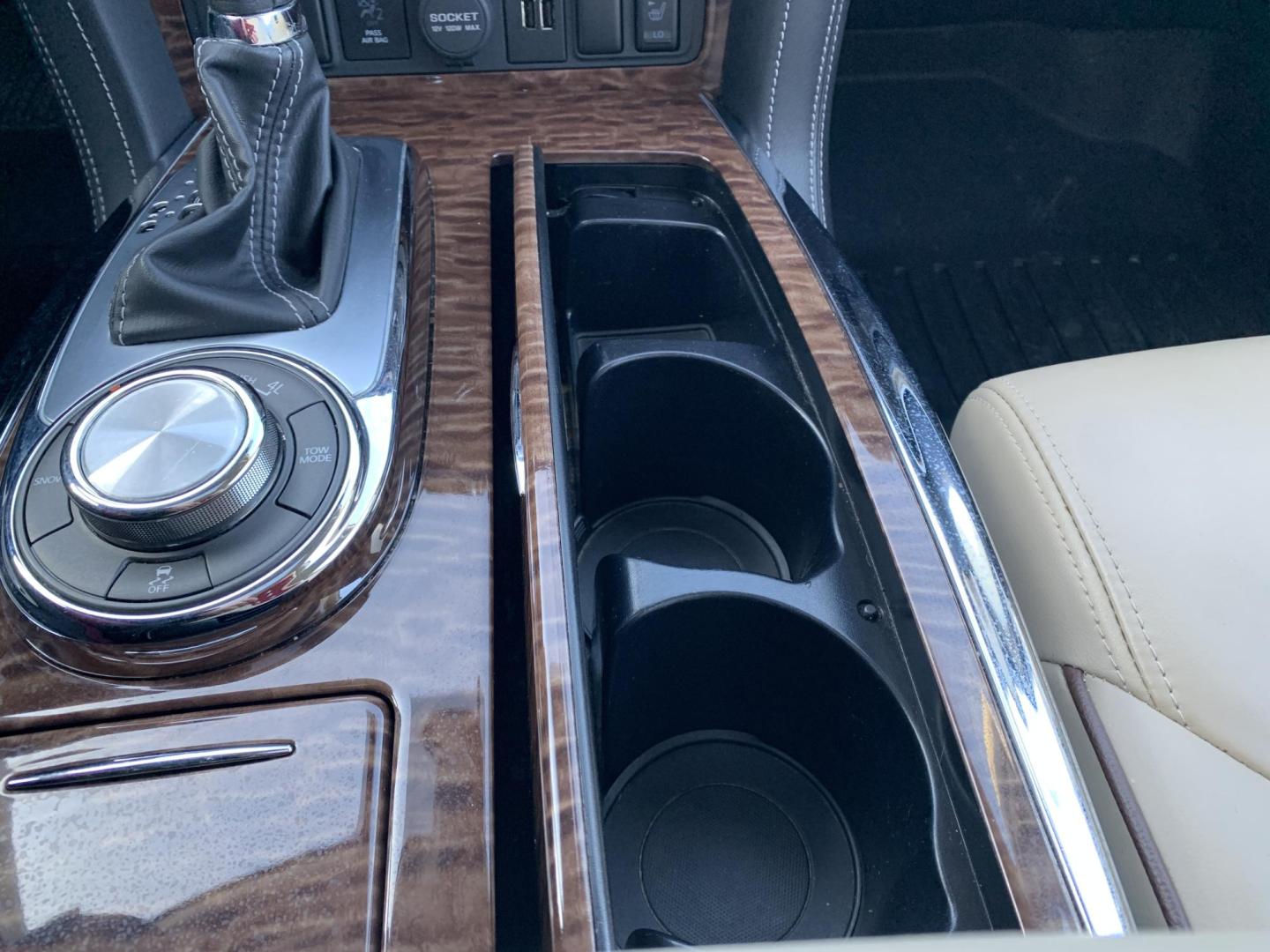 2019 WHITE /TAN Nissan Armada SV AWD (JN8AY2NC2K9) with an 5.6L V8 DOHC 32V engine, 7A transmission, located at 506 S. Kingshighway, Cape Girardeau, MO, 63703, (573) 235-5000, 37.294991, -89.553635 - One Owner! 2019 Nissan Armada SV Air Conditioning Power Windows Power Locks Power Steering Tilt Wheel Keyless Entry Alarm Daytime Running Lights Dual Front Airbags All Wheel ABS We have financing available and we accept trades! Fill out a credit application on our website or come by toda - Photo#28