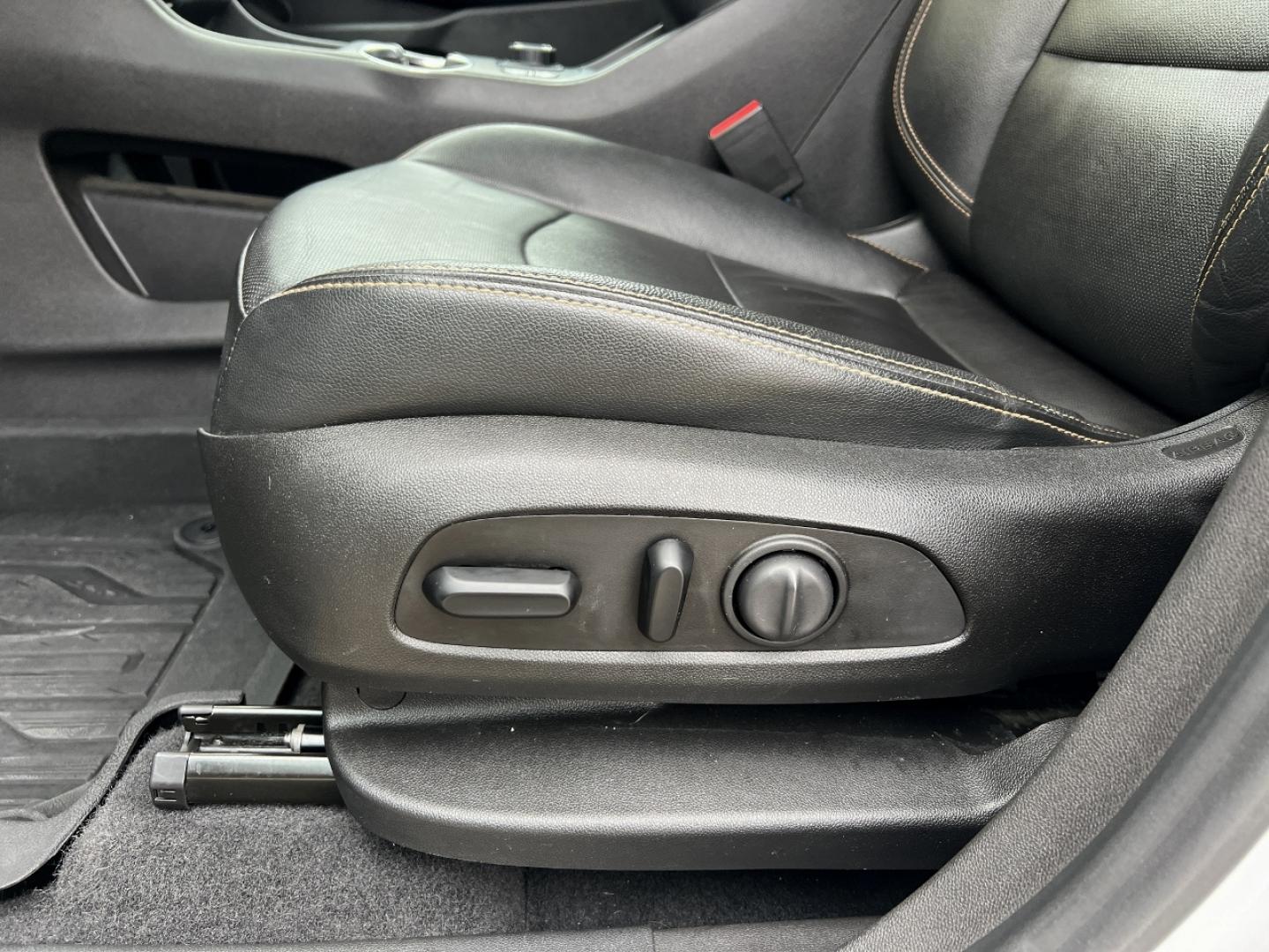 2020 WHITE /Black GMC Terrain SLT (3GKALPEV6LL) with an 1.4L 4 Cyl. TURBO engine, Automatic transmission, located at 2990 Old Orchard Rd., Jackson, MO, 63755, 37.354214, -89.612106 - 2020 GMC Terrain SLT 1-Owner 80xxx miles Front Wheel Drive 1.5L 4 Cyl. Automatic Leather Backup Camera Power Driver Seat Heated Seats Bluetooth Remote Start Cruise Power Windows/Locks/Mirrors We have financing available and we accept trades! Fill out a credit application on our website - Photo#4