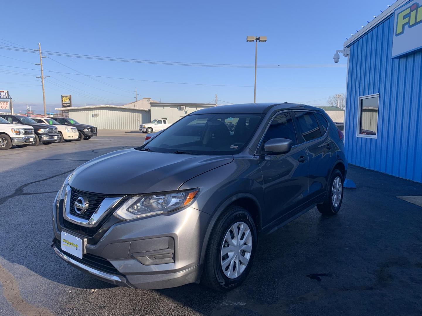 2017 GRAY /BLACK Nissan Rogue SV (JN8AT2MT0HW) with an 2.5L L4 DOHC 16V engine, CVT transmission, located at 506 S. Kingshighway, Cape Girardeau, MO, 63703, (573) 235-5000, 37.294991, -89.553635 - 2017 Nissan Rogue SV 151,XXX MI Front Wheel Drive 2.5L 4 Cyl Backup Camera Cruise Bluetooth Power Windows/Mirrors/Locks Keyless Entry We have financing available and we accept trades! Fill out a credit application on our website or come by today! If you have any questions, give us a call a - Photo#2