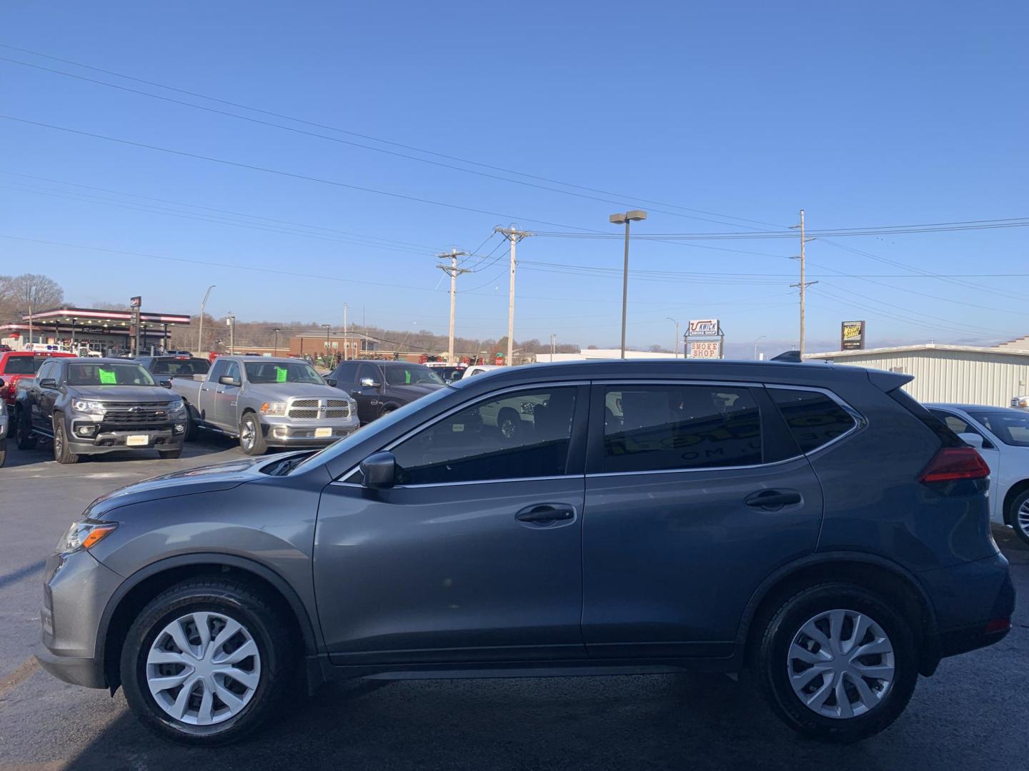 2017 GRAY /BLACK Nissan Rogue SV (JN8AT2MT0HW) with an 2.5L L4 DOHC 16V engine, CVT transmission, located at 506 S. Kingshighway, Cape Girardeau, MO, 63703, (573) 235-5000, 37.294991, -89.553635 - 2017 Nissan Rogue SV 151,XXX MI Front Wheel Drive 2.5L 4 Cyl Backup Camera Cruise Bluetooth Power Windows/Mirrors/Locks Keyless Entry We have financing available and we accept trades! Fill out a credit application on our website or come by today! If you have any questions, give us a call a - Photo#3