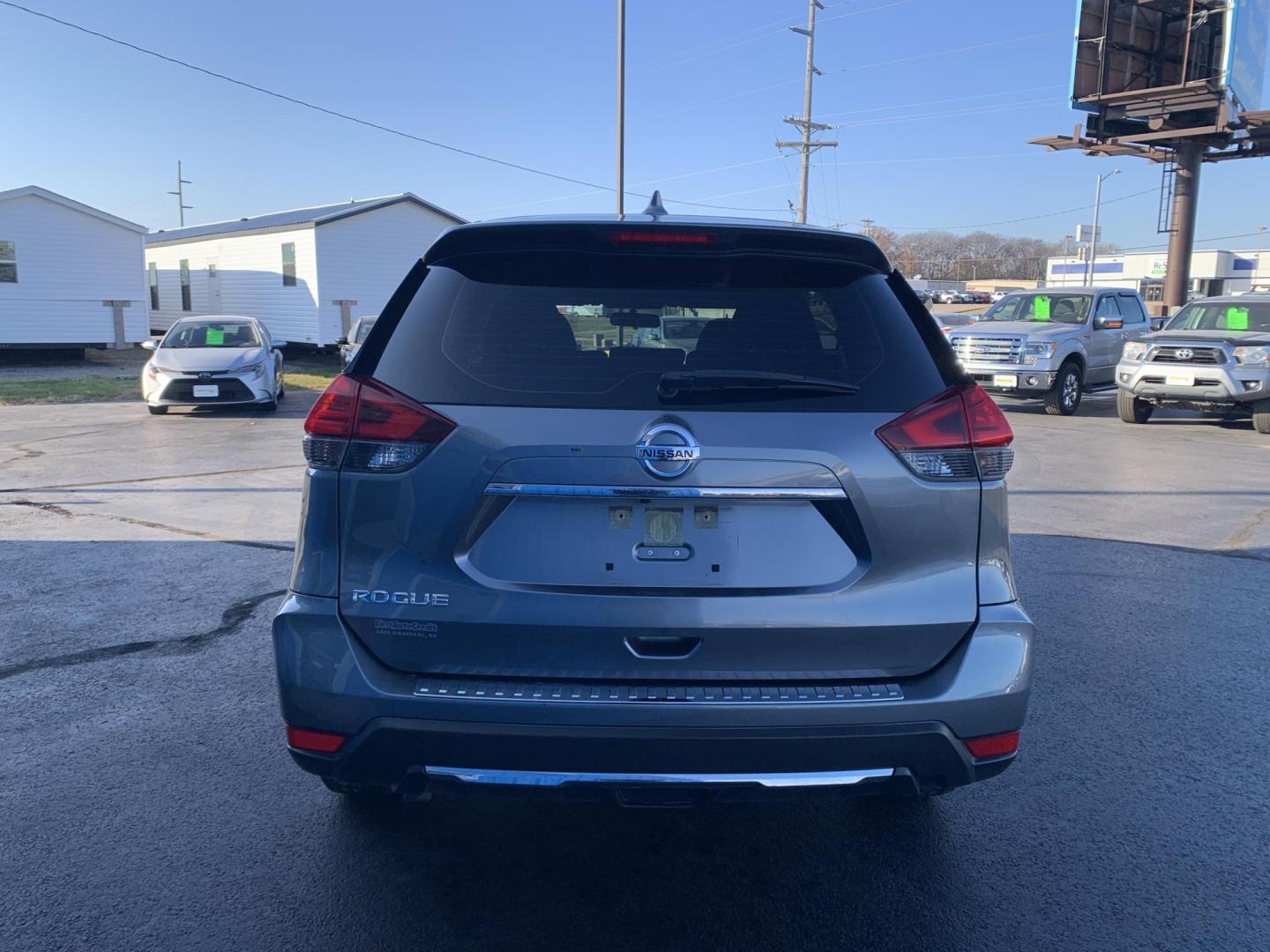2017 GRAY /BLACK Nissan Rogue SV (JN8AT2MT0HW) with an 2.5L L4 DOHC 16V engine, CVT transmission, located at 506 S. Kingshighway, Cape Girardeau, MO, 63703, (573) 235-5000, 37.294991, -89.553635 - 2017 Nissan Rogue SV 151,XXX MI Front Wheel Drive 2.5L 4 Cyl Backup Camera Cruise Bluetooth Power Windows/Mirrors/Locks Keyless Entry We have financing available and we accept trades! Fill out a credit application on our website or come by today! If you have any questions, give us a call a - Photo#5