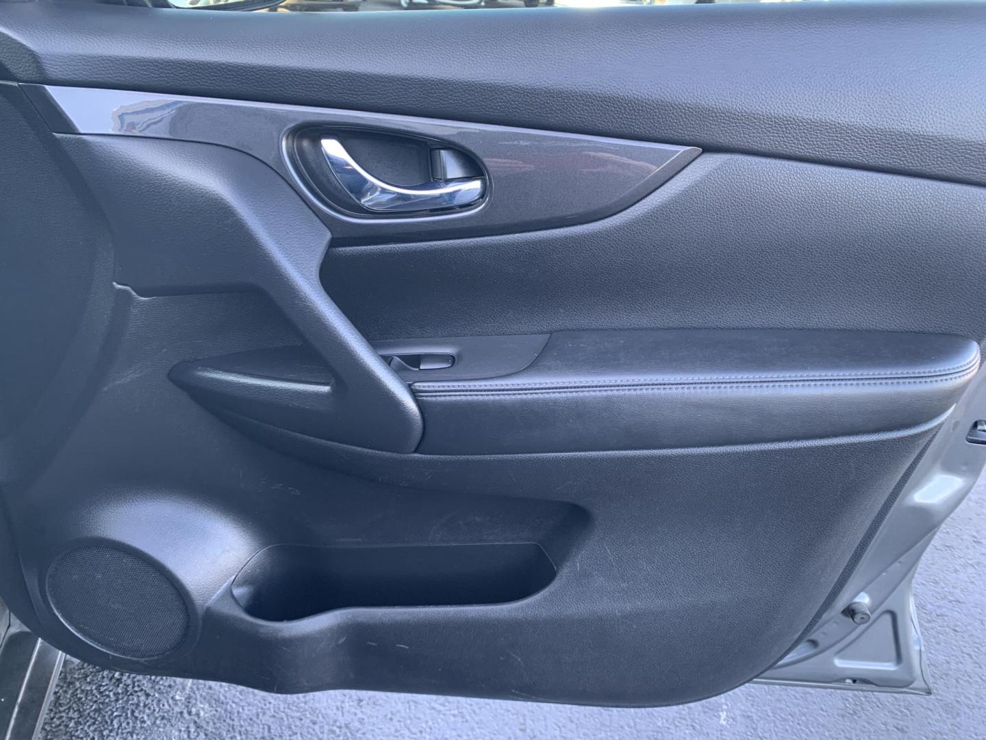 2017 GRAY /BLACK Nissan Rogue SV (JN8AT2MT0HW) with an 2.5L L4 DOHC 16V engine, CVT transmission, located at 506 S. Kingshighway, Cape Girardeau, MO, 63703, (573) 235-5000, 37.294991, -89.553635 - 2017 Nissan Rogue SV 151,XXX MI Front Wheel Drive 2.5L 4 Cyl Backup Camera Cruise Bluetooth Power Windows/Mirrors/Locks Keyless Entry We have financing available and we accept trades! Fill out a credit application on our website or come by today! If you have any questions, give us a call a - Photo#9