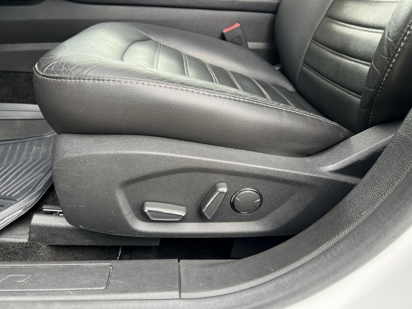 2015 WHITE /Black Ford Fusion SE (3FA6P0HD4FR) with an 1.5L 4 Cyl. engine, Automatic transmission, located at 2990 Old Orchard Rd., Jackson, MO, 63755, 37.354214, -89.612106 - 2015 Ford Fusion SE 159xxx miles Front Wheel Drive 1.5L 4 Cyl. Automatic Leather Backup Camera Power/Heated Seats Bluetooth Cruise Power Windows/Locks/Mirrors We have financing available and we accept trades! Fill out a credit application on our website or come by today! If you have any - Photo#4