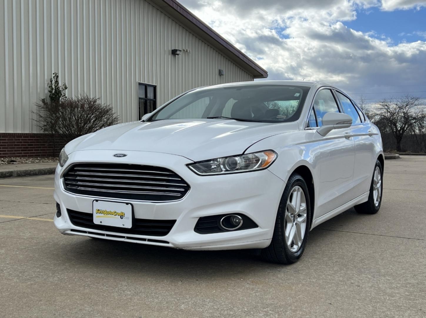 2015 WHITE /Black Ford Fusion SE (3FA6P0HD4FR) with an 1.5L 4 Cyl. engine, Automatic transmission, located at 2990 Old Orchard Rd., Jackson, MO, 63755, 37.354214, -89.612106 - 2015 Ford Fusion SE 159xxx miles Front Wheel Drive 1.5L 4 Cyl. Automatic Leather Backup Camera Power/Heated Seats Bluetooth Cruise Power Windows/Locks/Mirrors We have financing available and we accept trades! Fill out a credit application on our website or come by today! If you have any - Photo#5