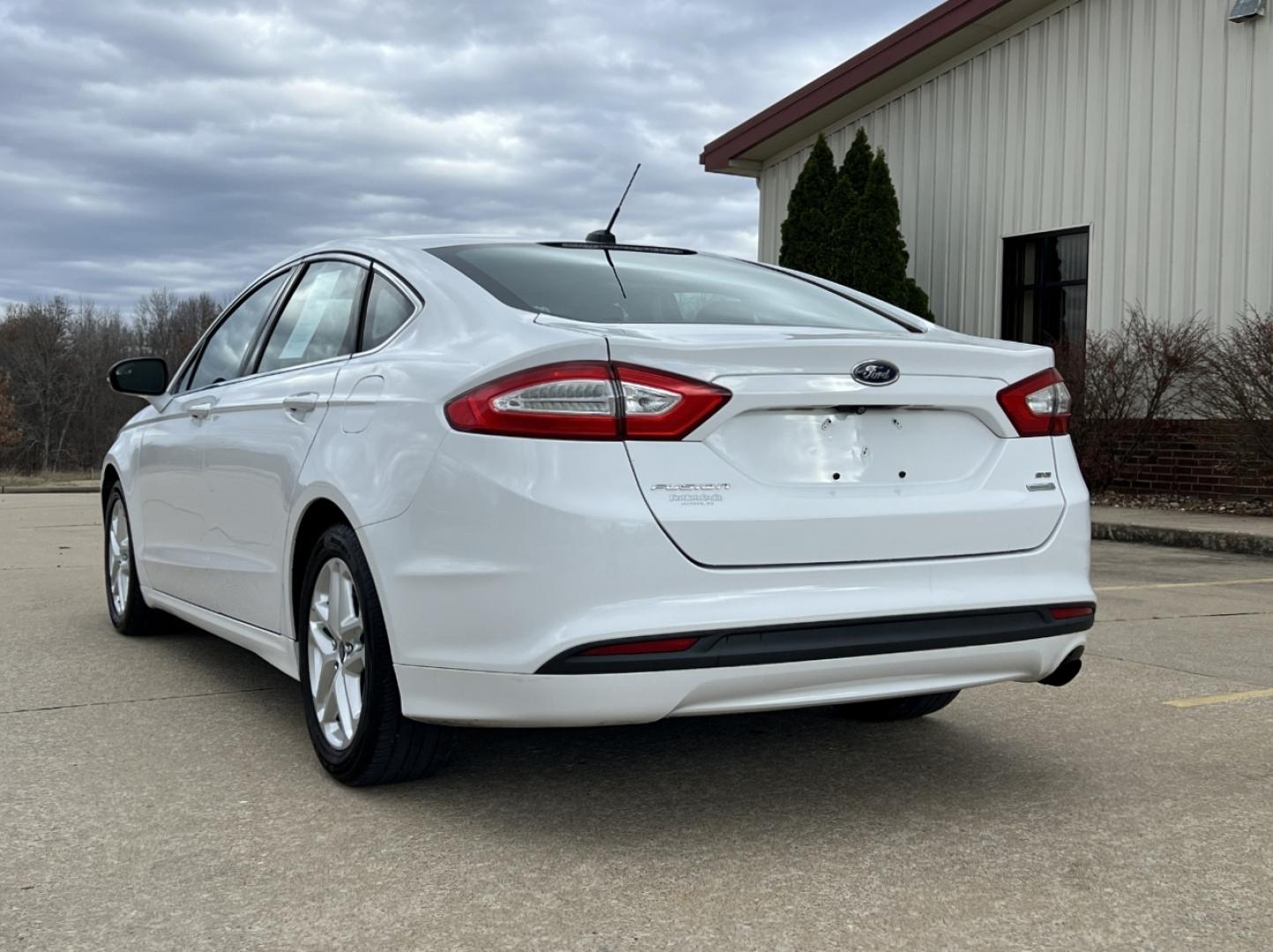 2015 WHITE /Black Ford Fusion SE (3FA6P0HD4FR) with an 1.5L 4 Cyl. engine, Automatic transmission, located at 2990 Old Orchard Rd., Jackson, MO, 63755, 37.354214, -89.612106 - 2015 Ford Fusion SE 159xxx miles Front Wheel Drive 1.5L 4 Cyl. Automatic Leather Backup Camera Power/Heated Seats Bluetooth Cruise Power Windows/Locks/Mirrors We have financing available and we accept trades! Fill out a credit application on our website or come by today! If you have any - Photo#9