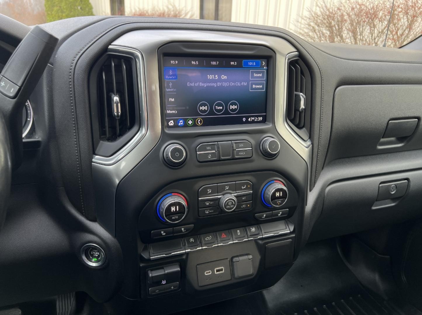 2019 SILVER /Black Chevrolet Silverado 1500 LT Crew Cab 4WD (1GCUYDED8KZ) with an 5.3L V8 engine, Automatic transmission, located at 2990 Old Orchard Rd., Jackson, MO, 63755, 37.354214, -89.612106 - 2019 Chevrolet Silverado 1500 LT 1-Owner 125xxx miles 4x4 5.3L V8 Automatic Backup Camera Power Driver Seat Heated Seats Heated Steering Wheel Bluetooth Remote Start Cruise Power Windows/Locks/Mirrors We have financing available and we accept trades! Fill out a credit application on ou - Photo#25