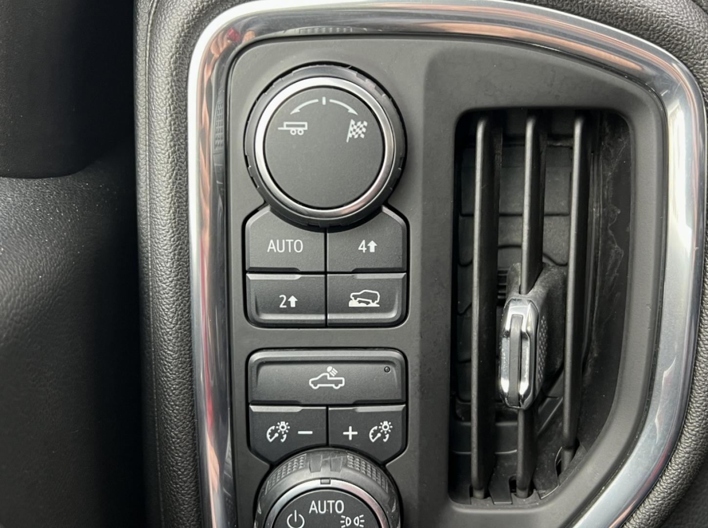 2019 SILVER /Black Chevrolet Silverado 1500 LT Crew Cab 4WD (1GCUYDED8KZ) with an 5.3L V8 engine, Automatic transmission, located at 2990 Old Orchard Rd., Jackson, MO, 63755, 37.354214, -89.612106 - 2019 Chevrolet Silverado 1500 LT 1-Owner 125xxx miles 4x4 5.3L V8 Automatic Backup Camera Power Driver Seat Heated Seats Heated Steering Wheel Bluetooth Remote Start Cruise Power Windows/Locks/Mirrors We have financing available and we accept trades! Fill out a credit application on ou - Photo#2