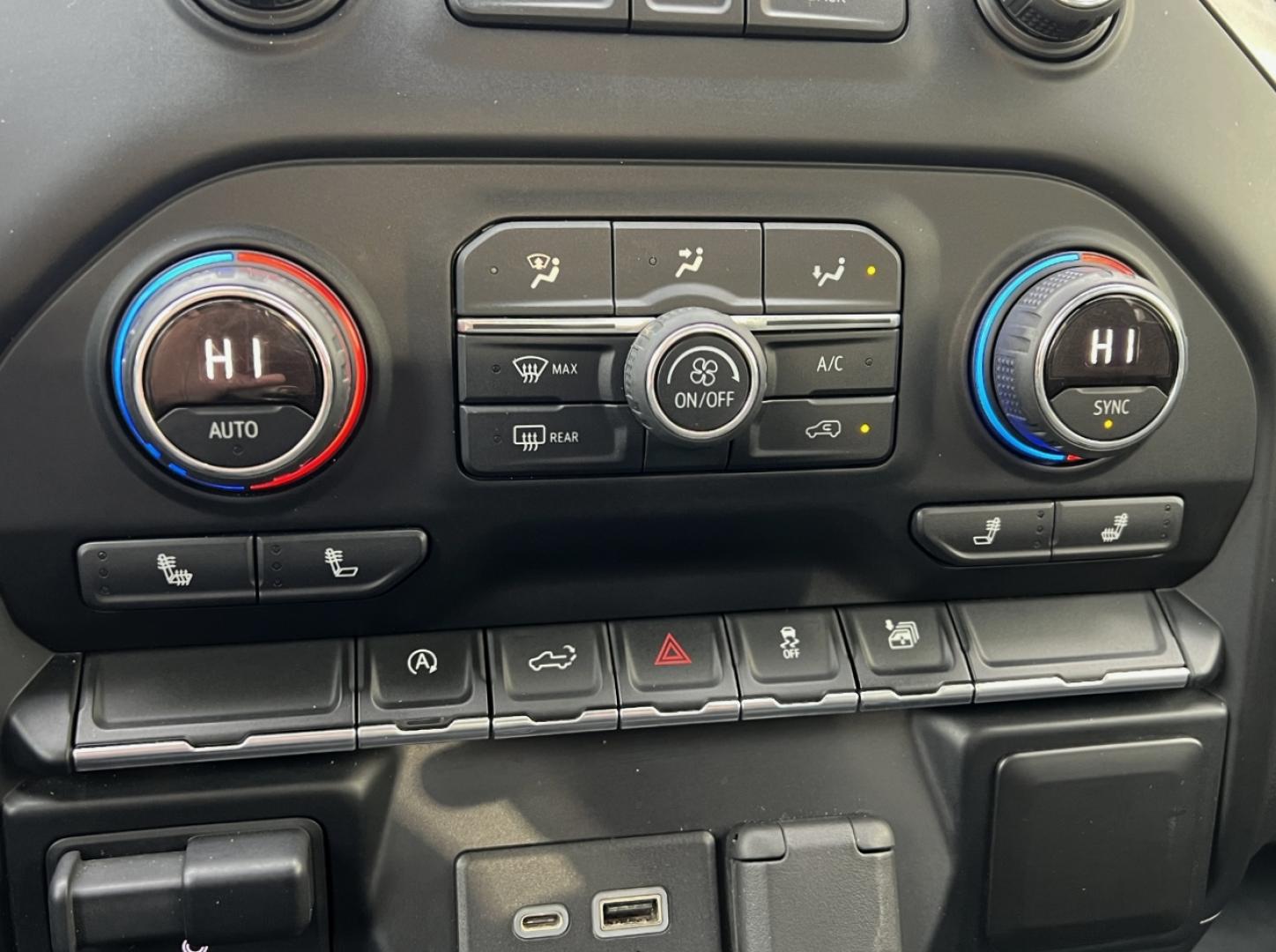 2019 SILVER /Black Chevrolet Silverado 1500 LT Crew Cab 4WD (1GCUYDED8KZ) with an 5.3L V8 engine, Automatic transmission, located at 2990 Old Orchard Rd., Jackson, MO, 63755, 37.354214, -89.612106 - 2019 Chevrolet Silverado 1500 LT 1-Owner 125xxx miles 4x4 5.3L V8 Automatic Backup Camera Power Driver Seat Heated Seats Heated Steering Wheel Bluetooth Remote Start Cruise Power Windows/Locks/Mirrors We have financing available and we accept trades! Fill out a credit application on ou - Photo#4