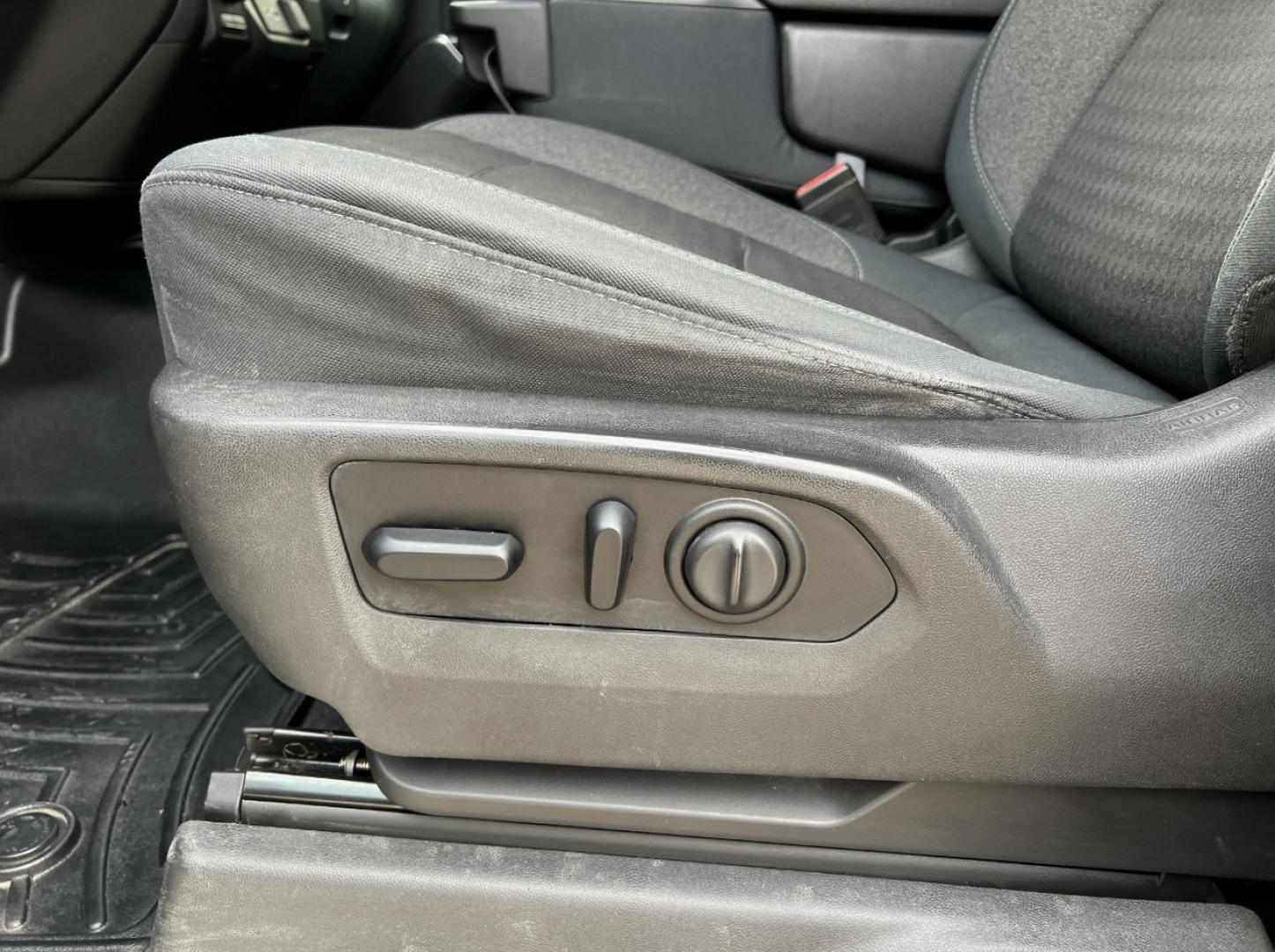 2019 SILVER /Black Chevrolet Silverado 1500 LT Crew Cab 4WD (1GCUYDED8KZ) with an 5.3L V8 engine, Automatic transmission, located at 2990 Old Orchard Rd., Jackson, MO, 63755, 37.354214, -89.612106 - 2019 Chevrolet Silverado 1500 LT 1-Owner 125xxx miles 4x4 5.3L V8 Automatic Backup Camera Power Driver Seat Heated Seats Heated Steering Wheel Bluetooth Remote Start Cruise Power Windows/Locks/Mirrors We have financing available and we accept trades! Fill out a credit application on ou - Photo#5