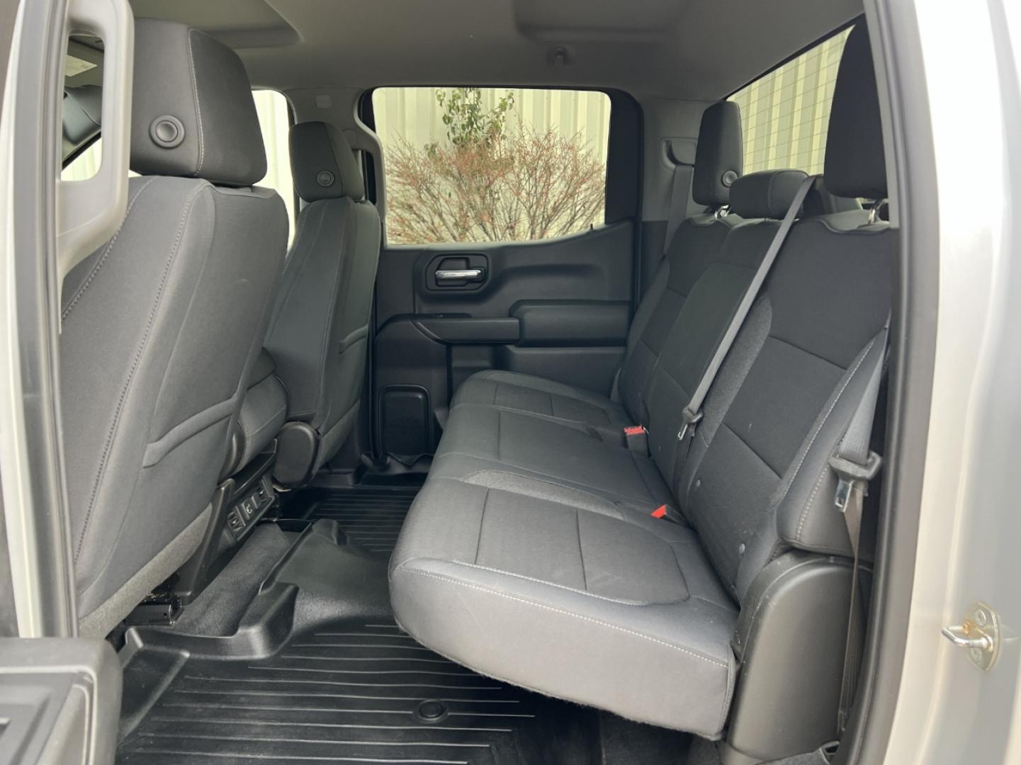 2019 SILVER /Black Chevrolet Silverado 1500 LT Crew Cab 4WD (1GCUYDED8KZ) with an 5.3L V8 engine, Automatic transmission, located at 2990 Old Orchard Rd., Jackson, MO, 63755, 37.354214, -89.612106 - 2019 Chevrolet Silverado 1500 LT 1-Owner 125xxx miles 4x4 5.3L V8 Automatic Backup Camera Power Driver Seat Heated Seats Heated Steering Wheel Bluetooth Remote Start Cruise Power Windows/Locks/Mirrors We have financing available and we accept trades! Fill out a credit application on ou - Photo#18