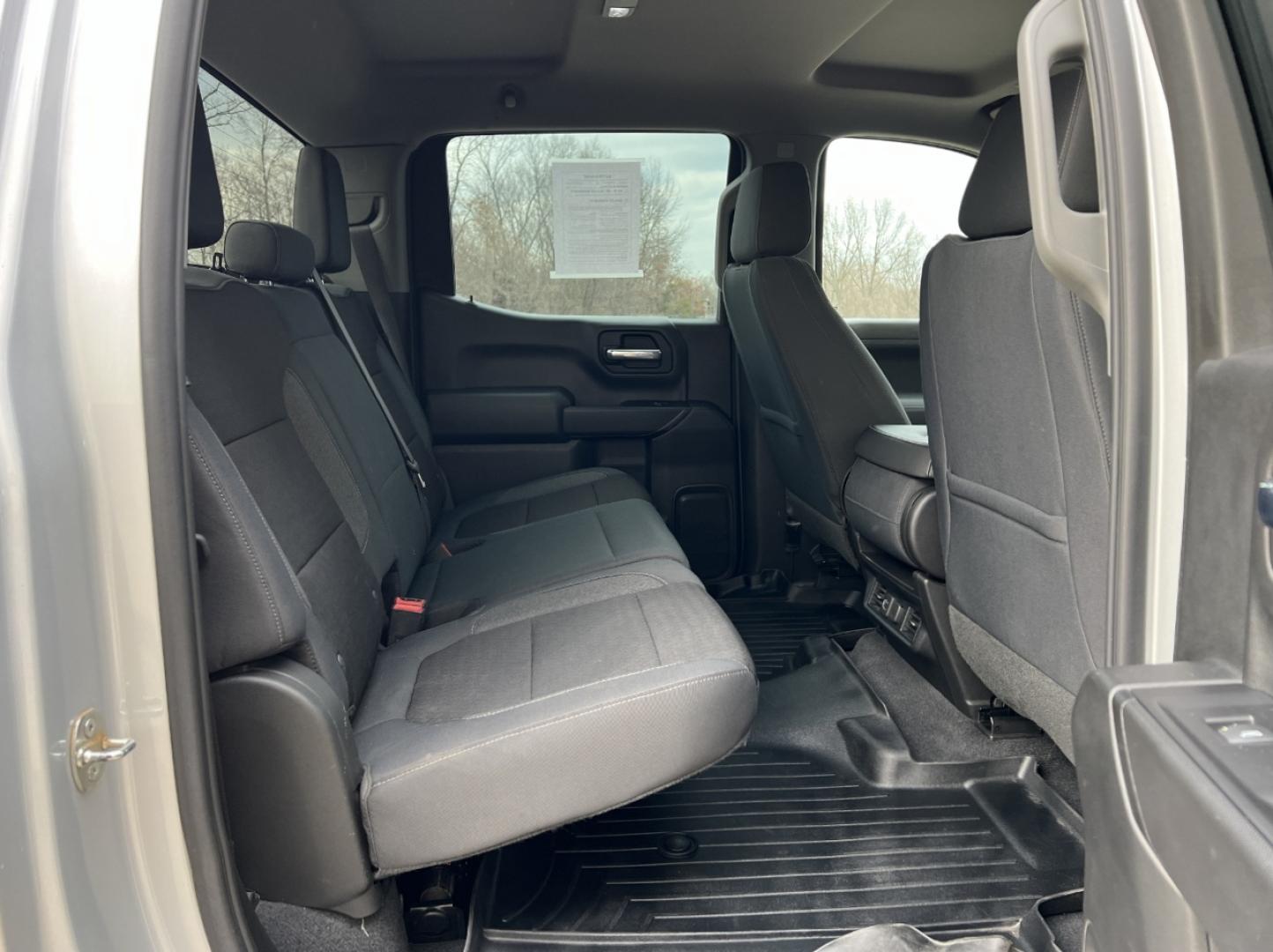 2019 SILVER /Black Chevrolet Silverado 1500 LT Crew Cab 4WD (1GCUYDED8KZ) with an 5.3L V8 engine, Automatic transmission, located at 2990 Old Orchard Rd., Jackson, MO, 63755, 37.354214, -89.612106 - 2019 Chevrolet Silverado 1500 LT 1-Owner 125xxx miles 4x4 5.3L V8 Automatic Backup Camera Power Driver Seat Heated Seats Heated Steering Wheel Bluetooth Remote Start Cruise Power Windows/Locks/Mirrors We have financing available and we accept trades! Fill out a credit application on ou - Photo#19