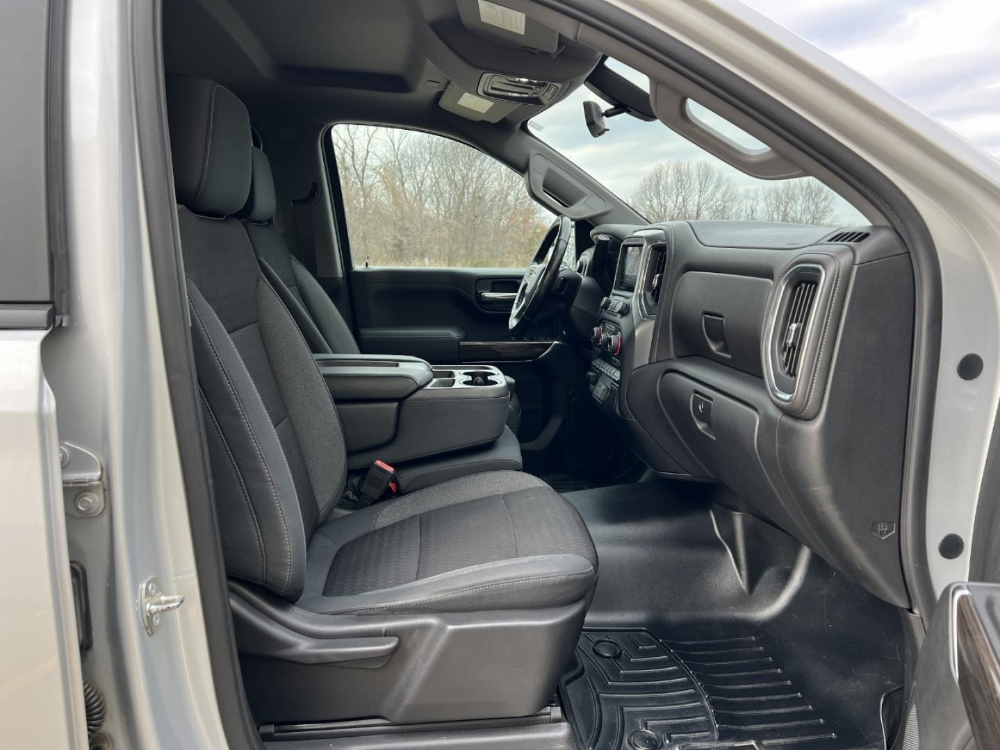 2019 SILVER /Black Chevrolet Silverado 1500 LT Crew Cab 4WD (1GCUYDED8KZ) with an 5.3L V8 engine, Automatic transmission, located at 2990 Old Orchard Rd., Jackson, MO, 63755, 37.354214, -89.612106 - 2019 Chevrolet Silverado 1500 LT 1-Owner 125xxx miles 4x4 5.3L V8 Automatic Backup Camera Power Driver Seat Heated Seats Heated Steering Wheel Bluetooth Remote Start Cruise Power Windows/Locks/Mirrors We have financing available and we accept trades! Fill out a credit application on ou - Photo#17