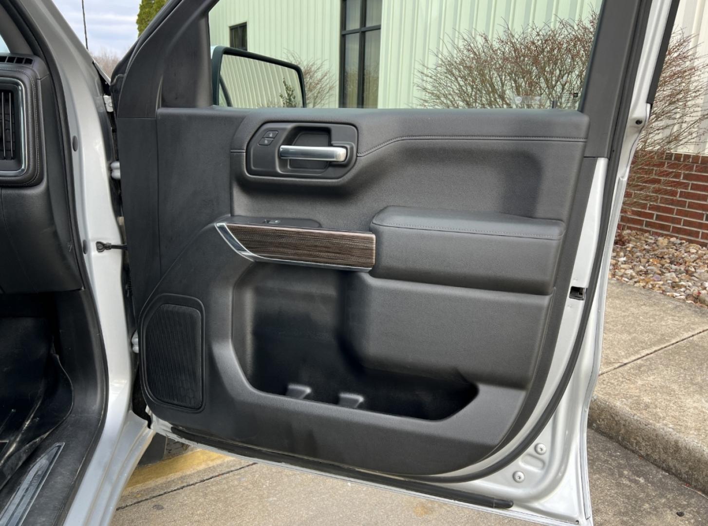 2019 SILVER /Black Chevrolet Silverado 1500 LT Crew Cab 4WD (1GCUYDED8KZ) with an 5.3L V8 engine, Automatic transmission, located at 2990 Old Orchard Rd., Jackson, MO, 63755, 37.354214, -89.612106 - 2019 Chevrolet Silverado 1500 LT 1-Owner 125xxx miles 4x4 5.3L V8 Automatic Backup Camera Power Driver Seat Heated Seats Heated Steering Wheel Bluetooth Remote Start Cruise Power Windows/Locks/Mirrors We have financing available and we accept trades! Fill out a credit application on ou - Photo#16