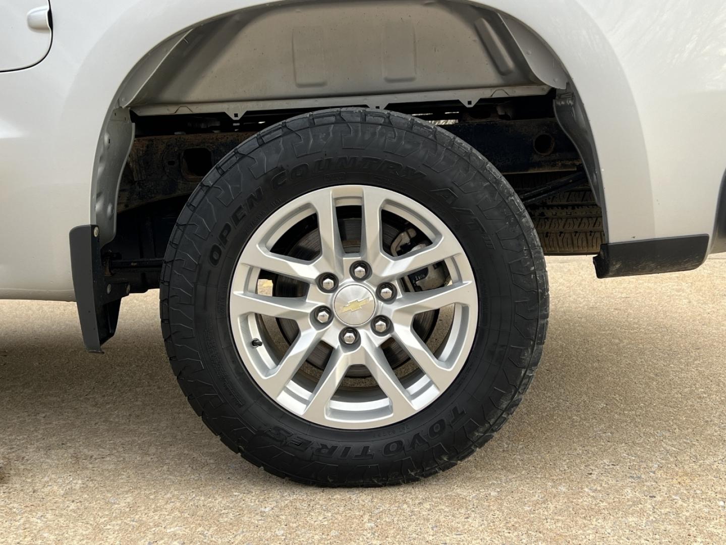 2019 SILVER /Black Chevrolet Silverado 1500 LT Crew Cab 4WD (1GCUYDED8KZ) with an 5.3L V8 engine, Automatic transmission, located at 2990 Old Orchard Rd., Jackson, MO, 63755, 37.354214, -89.612106 - 2019 Chevrolet Silverado 1500 LT 1-Owner 125xxx miles 4x4 5.3L V8 Automatic Backup Camera Power Driver Seat Heated Seats Heated Steering Wheel Bluetooth Remote Start Cruise Power Windows/Locks/Mirrors We have financing available and we accept trades! Fill out a credit application on ou - Photo#37