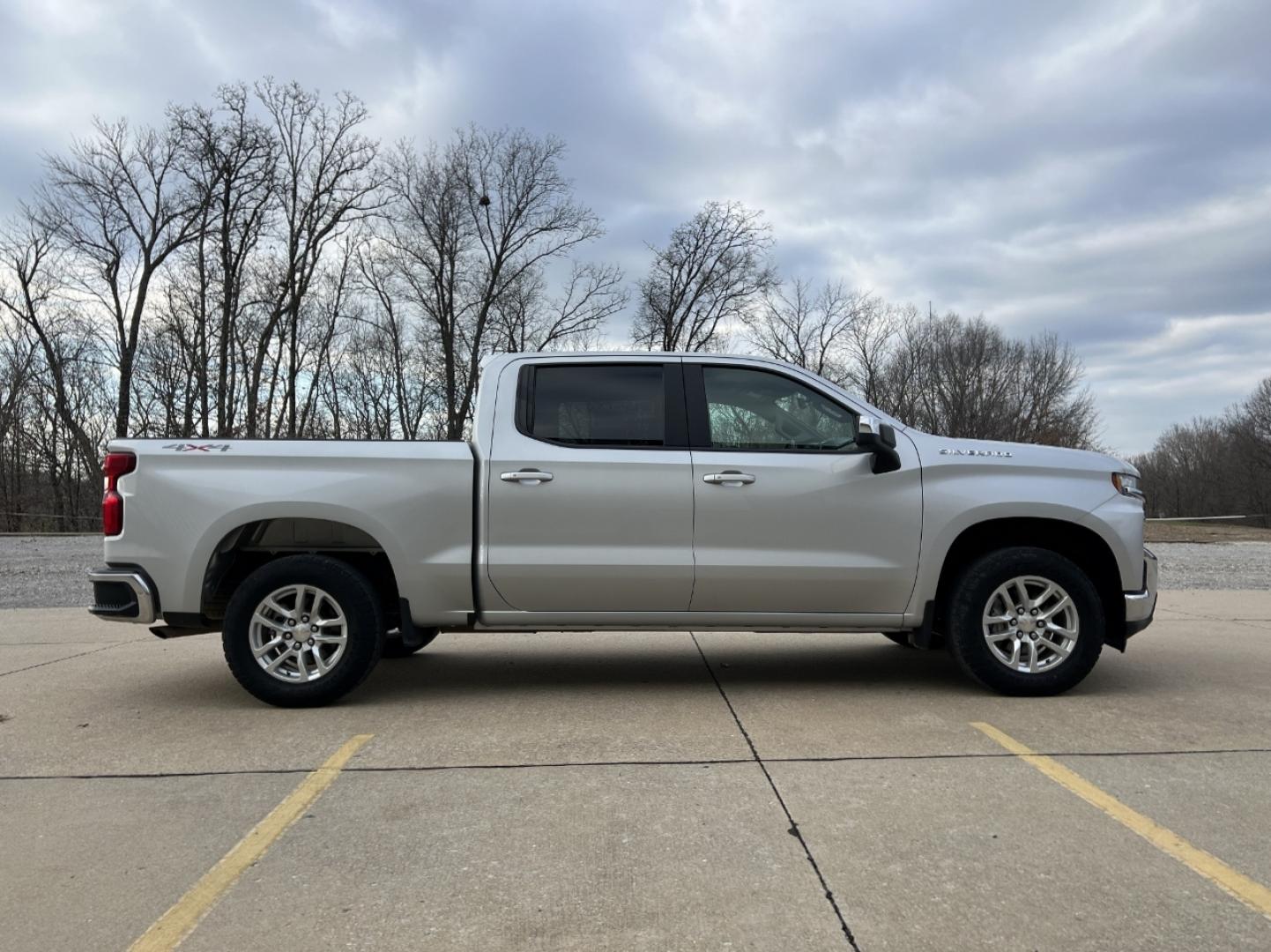 2019 SILVER /Black Chevrolet Silverado 1500 LT Crew Cab 4WD (1GCUYDED8KZ) with an 5.3L V8 engine, Automatic transmission, located at 2990 Old Orchard Rd., Jackson, MO, 63755, 37.354214, -89.612106 - 2019 Chevrolet Silverado 1500 LT 1-Owner 125xxx miles 4x4 5.3L V8 Automatic Backup Camera Power Driver Seat Heated Seats Heated Steering Wheel Bluetooth Remote Start Cruise Power Windows/Locks/Mirrors We have financing available and we accept trades! Fill out a credit application on ou - Photo#9