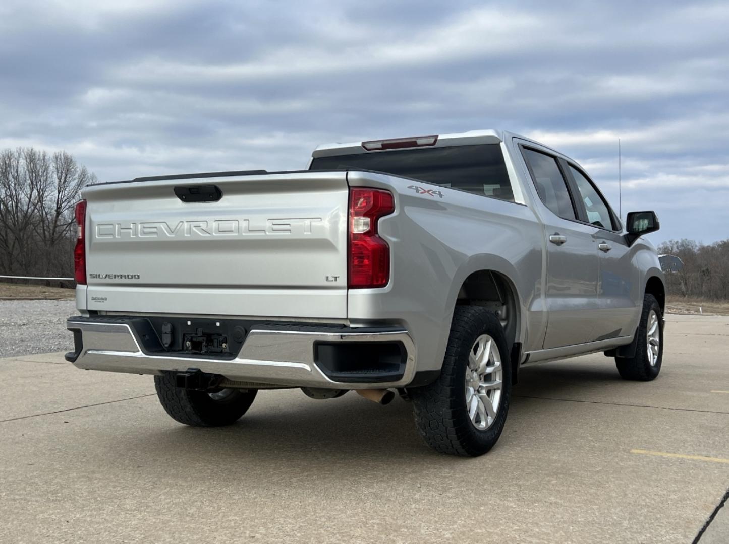 2019 SILVER /Black Chevrolet Silverado 1500 LT Crew Cab 4WD (1GCUYDED8KZ) with an 5.3L V8 engine, Automatic transmission, located at 2990 Old Orchard Rd., Jackson, MO, 63755, 37.354214, -89.612106 - 2019 Chevrolet Silverado 1500 LT 1-Owner 125xxx miles 4x4 5.3L V8 Automatic Backup Camera Power Driver Seat Heated Seats Heated Steering Wheel Bluetooth Remote Start Cruise Power Windows/Locks/Mirrors We have financing available and we accept trades! Fill out a credit application on ou - Photo#10