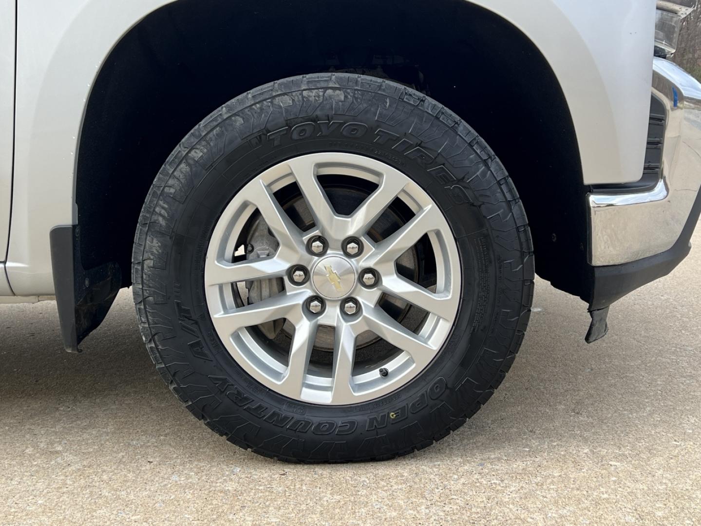 2019 SILVER /Black Chevrolet Silverado 1500 LT Crew Cab 4WD (1GCUYDED8KZ) with an 5.3L V8 engine, Automatic transmission, located at 2990 Old Orchard Rd., Jackson, MO, 63755, 37.354214, -89.612106 - 2019 Chevrolet Silverado 1500 LT 1-Owner 125xxx miles 4x4 5.3L V8 Automatic Backup Camera Power Driver Seat Heated Seats Heated Steering Wheel Bluetooth Remote Start Cruise Power Windows/Locks/Mirrors We have financing available and we accept trades! Fill out a credit application on ou - Photo#38