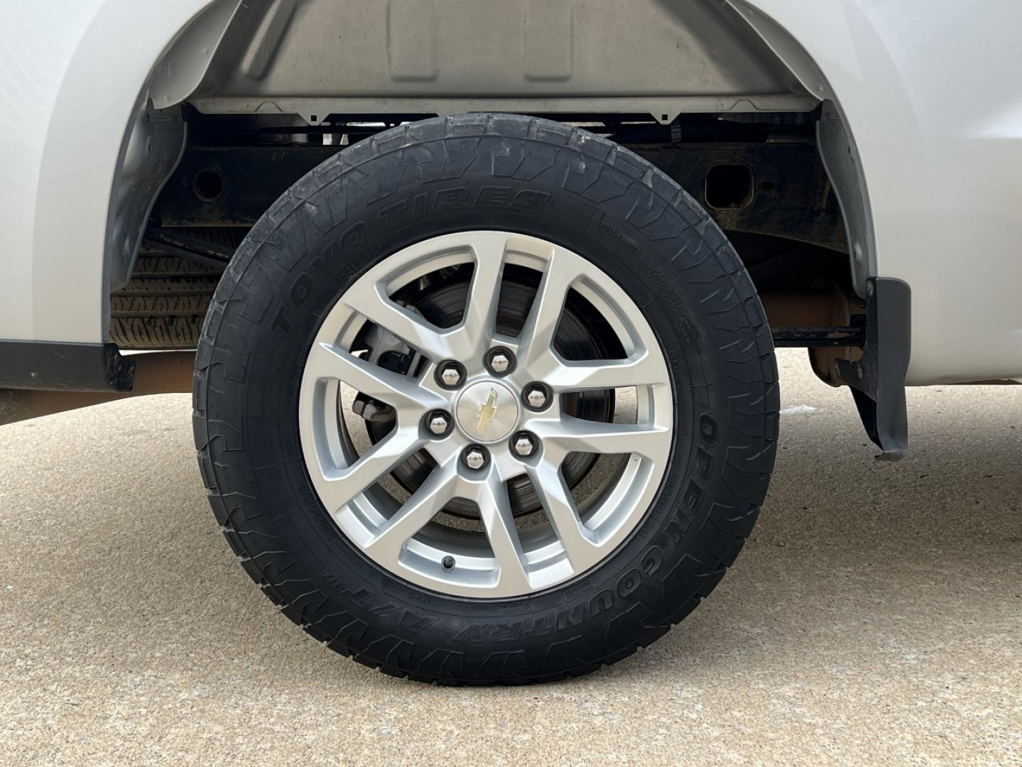 2019 SILVER /Black Chevrolet Silverado 1500 LT Crew Cab 4WD (1GCUYDED8KZ) with an 5.3L V8 engine, Automatic transmission, located at 2990 Old Orchard Rd., Jackson, MO, 63755, 37.354214, -89.612106 - 2019 Chevrolet Silverado 1500 LT 1-Owner 125xxx miles 4x4 5.3L V8 Automatic Backup Camera Power Driver Seat Heated Seats Heated Steering Wheel Bluetooth Remote Start Cruise Power Windows/Locks/Mirrors We have financing available and we accept trades! Fill out a credit application on ou - Photo#39