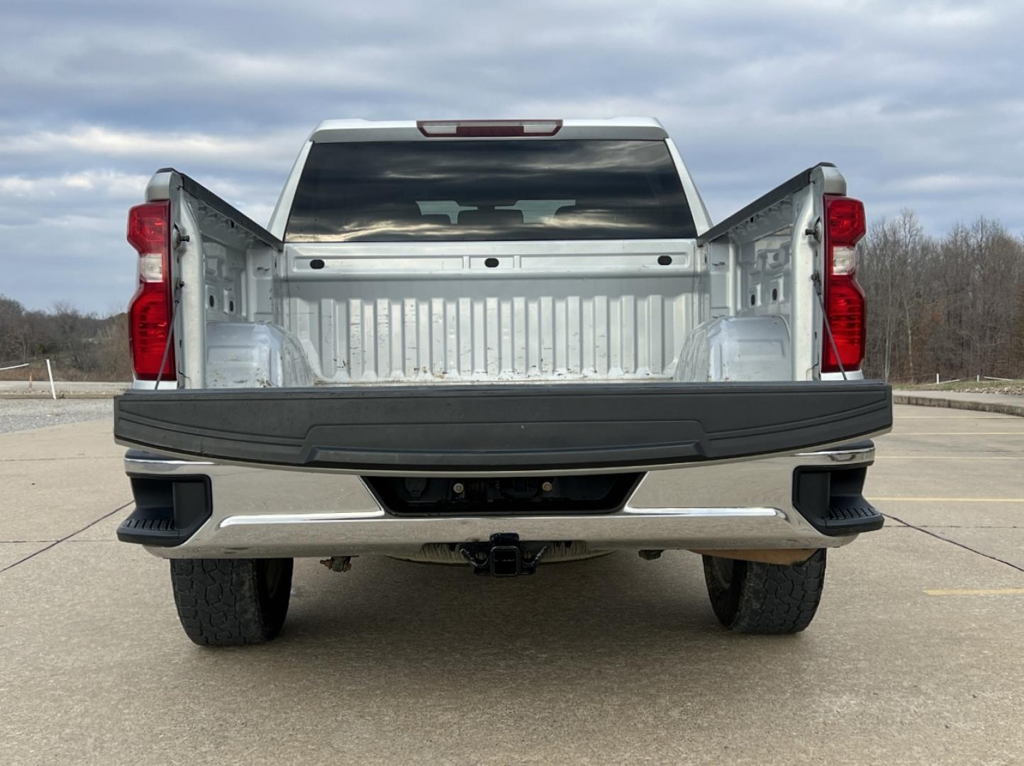 2019 SILVER /Black Chevrolet Silverado 1500 LT Crew Cab 4WD (1GCUYDED8KZ) with an 5.3L V8 engine, Automatic transmission, located at 2990 Old Orchard Rd., Jackson, MO, 63755, 37.354214, -89.612106 - 2019 Chevrolet Silverado 1500 LT 1-Owner 125xxx miles 4x4 5.3L V8 Automatic Backup Camera Power Driver Seat Heated Seats Heated Steering Wheel Bluetooth Remote Start Cruise Power Windows/Locks/Mirrors We have financing available and we accept trades! Fill out a credit application on ou - Photo#20