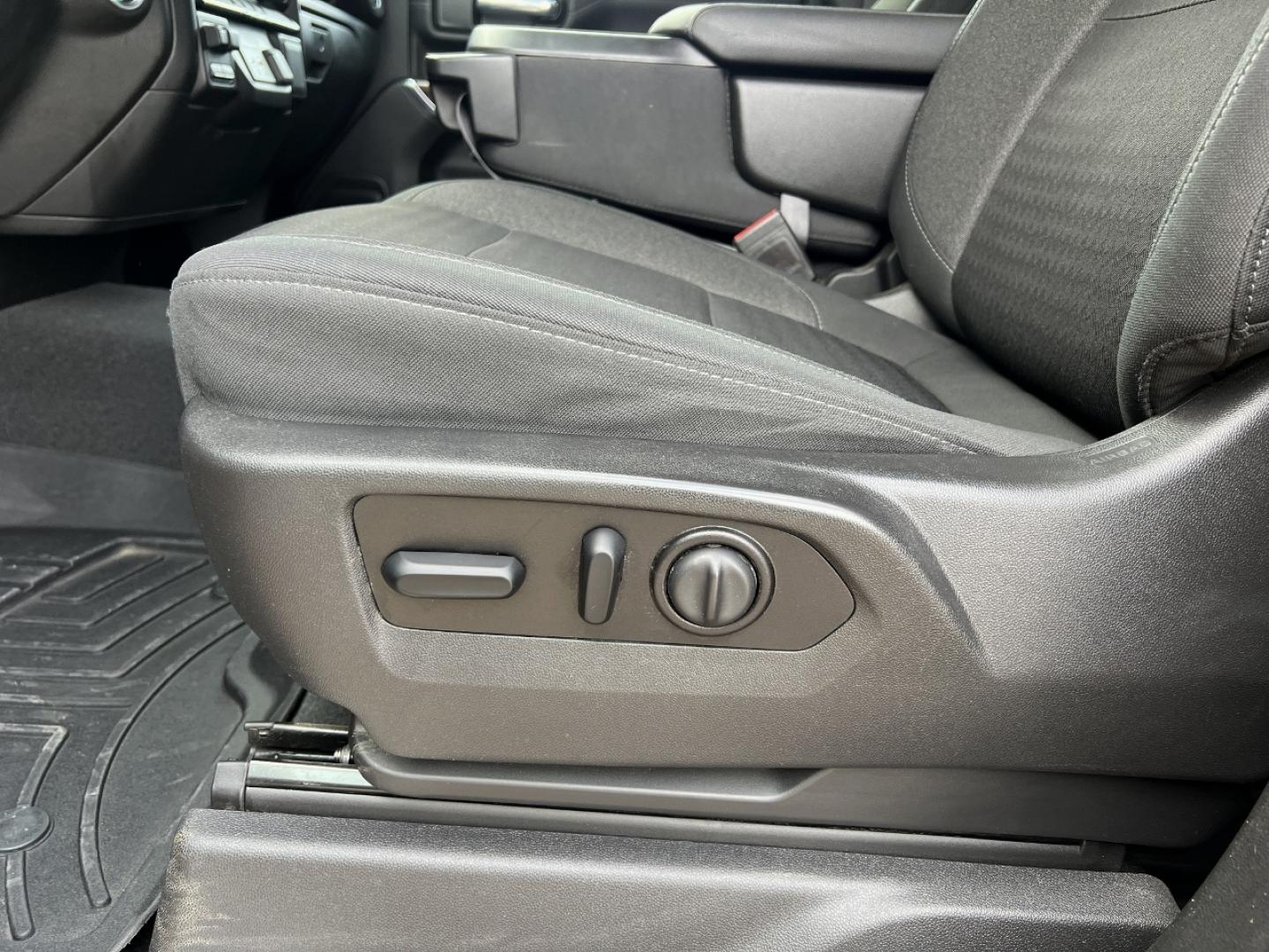 2022 RED /Black Chevrolet Silverado 2500HD LT Double Cab Short Box 4WD (1GC5YNE7XNF) with an 6.6L V8 engine, Automatic transmission, located at 2990 Old Orchard Rd., Jackson, MO, 63755, 37.354214, -89.612106 - 2022 Chevrolet Silverado 2500HD LT 1-Owner 42xxx miles 4x4 6.6L V8 Automatic Backup Camera Power Driver Seat Heated Seats Heated Steering Wheel Bluetooth Remote Start Cruise Power Windows/Locks/Mirrors We have financing available and we accept trades! Fill out a credit application on o - Photo#5