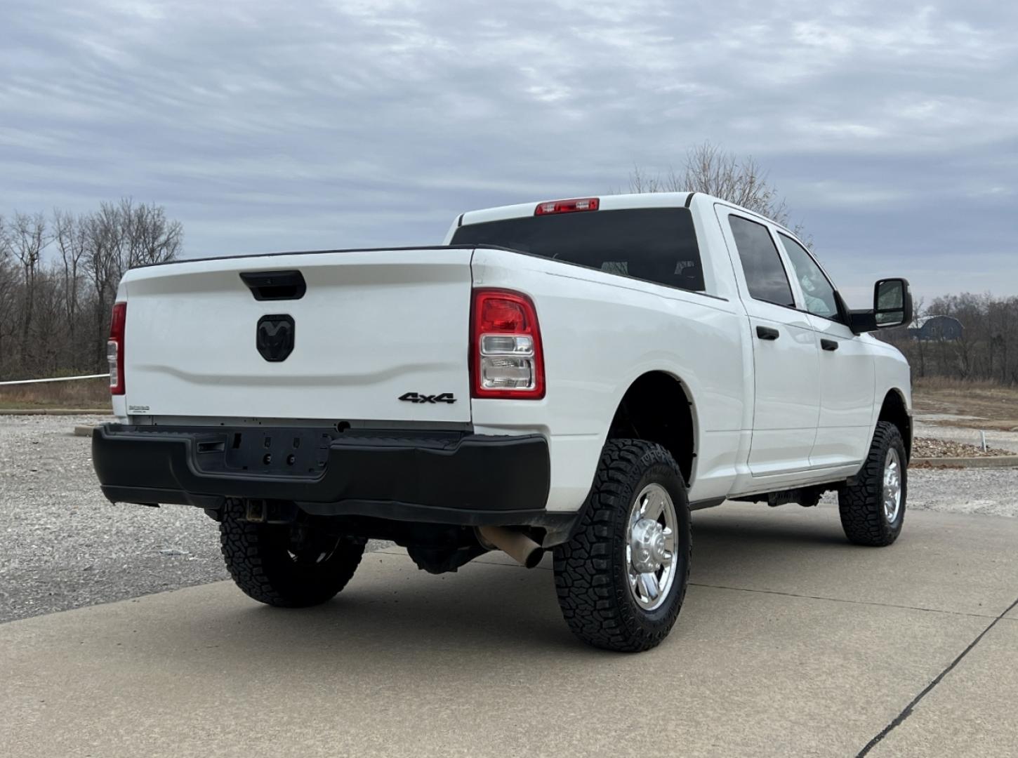 2024 WHITE /Gray RAM 2500 Tradesman Crew Cab SWB 4WD (3C6UR5CJ8RG) with an 6.4L V8 HEMI engine, Automatic transmission, located at 2990 Old Orchard Rd., Jackson, MO, 63755, 37.354214, -89.612106 - 2024 Ram 2500 Tradesman 1-Owner 83xxx miles 4x4 6.4L V8 HEMI Automatic Leather Backup Camera Bluetooth Cruise Power Windows/Locks/Mirrors We have financing available and we accept trades! Fill out a credit application on our website or come by today! If you have any questions, give us a - Photo#7