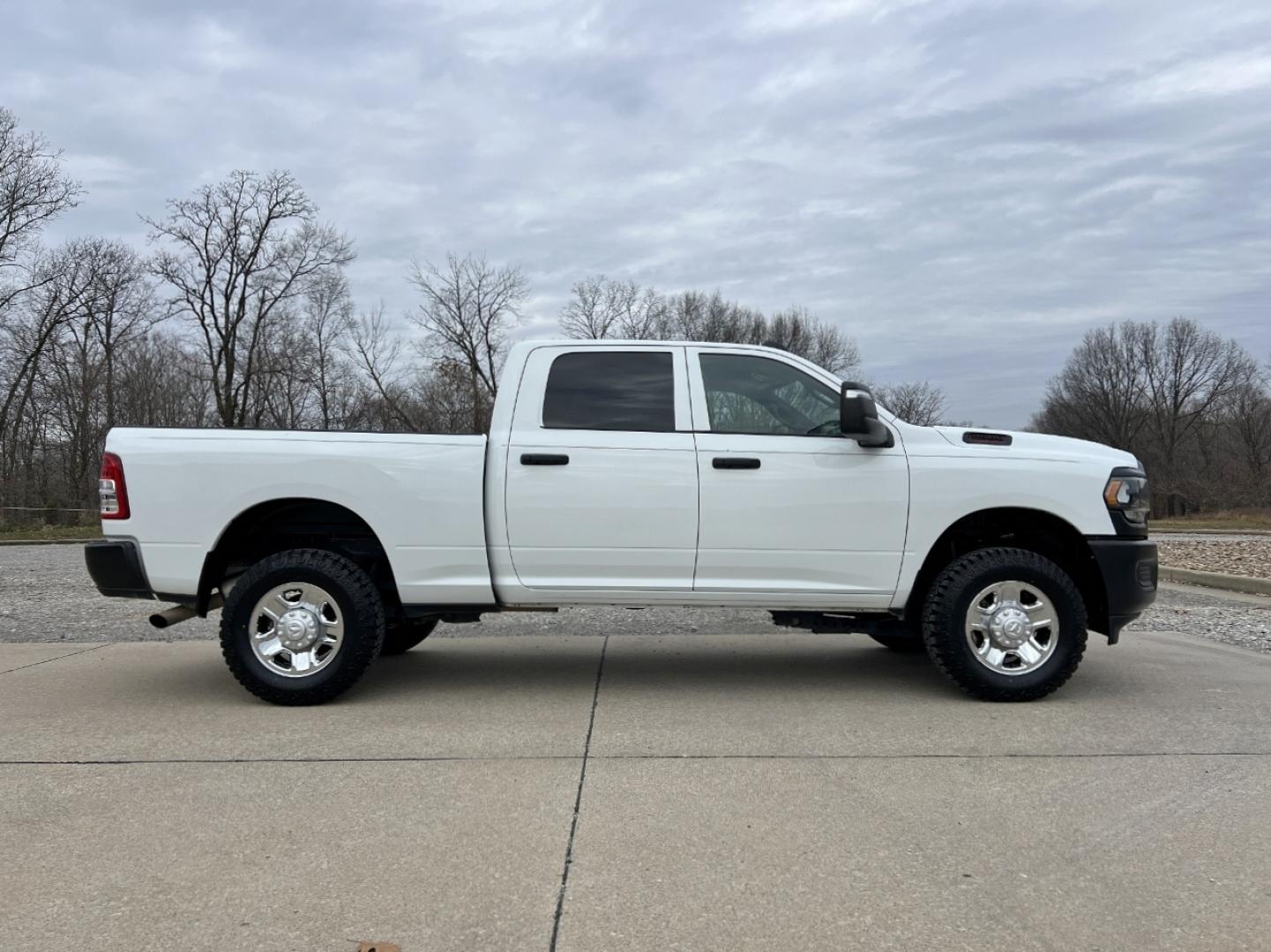 2024 WHITE /Gray RAM 2500 Tradesman Crew Cab SWB 4WD (3C6UR5CJ8RG) with an 6.4L V8 HEMI engine, Automatic transmission, located at 2990 Old Orchard Rd., Jackson, MO, 63755, 37.354214, -89.612106 - 2024 Ram 2500 Tradesman 1-Owner 83xxx miles 4x4 6.4L V8 HEMI Automatic Leather Backup Camera Bluetooth Cruise Power Windows/Locks/Mirrors We have financing available and we accept trades! Fill out a credit application on our website or come by today! If you have any questions, give us a - Photo#6