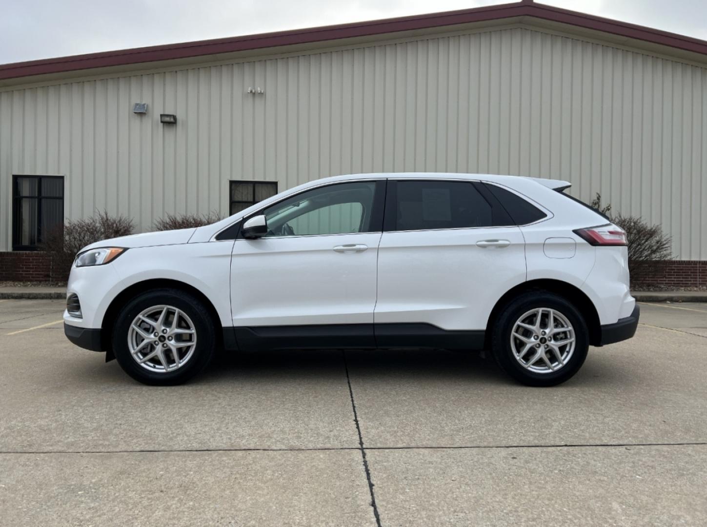 2024 WHITE /Black Ford Edge SEL (2FMPK4J97RB) with an 2.0L 4 Cyl. engine, Automatic transmission, located at 2990 Old Orchard Rd., Jackson, MO, 63755, 37.354214, -89.612106 - 2024 Ford Edge SEL 1-Owner 44xxx miles All Wheel Drive 2.0L 4 Cyl. Automatic Leather Backup Camera Power/Heated Seats Bluetooth Cruise Power Windows/Locks/Mirrors We have financing available and we accept trades! Fill out a credit application on our website or come by today! If you have - Photo#6