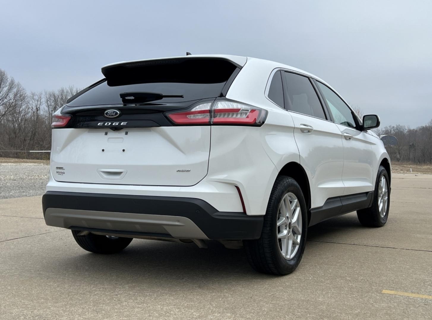 2024 WHITE /Black Ford Edge SEL (2FMPK4J97RB) with an 2.0L 4 Cyl. engine, Automatic transmission, located at 2990 Old Orchard Rd., Jackson, MO, 63755, 37.354214, -89.612106 - 2024 Ford Edge SEL 1-Owner 44xxx miles All Wheel Drive 2.0L 4 Cyl. Automatic Leather Backup Camera Power/Heated Seats Bluetooth Cruise Power Windows/Locks/Mirrors We have financing available and we accept trades! Fill out a credit application on our website or come by today! If you have - Photo#8