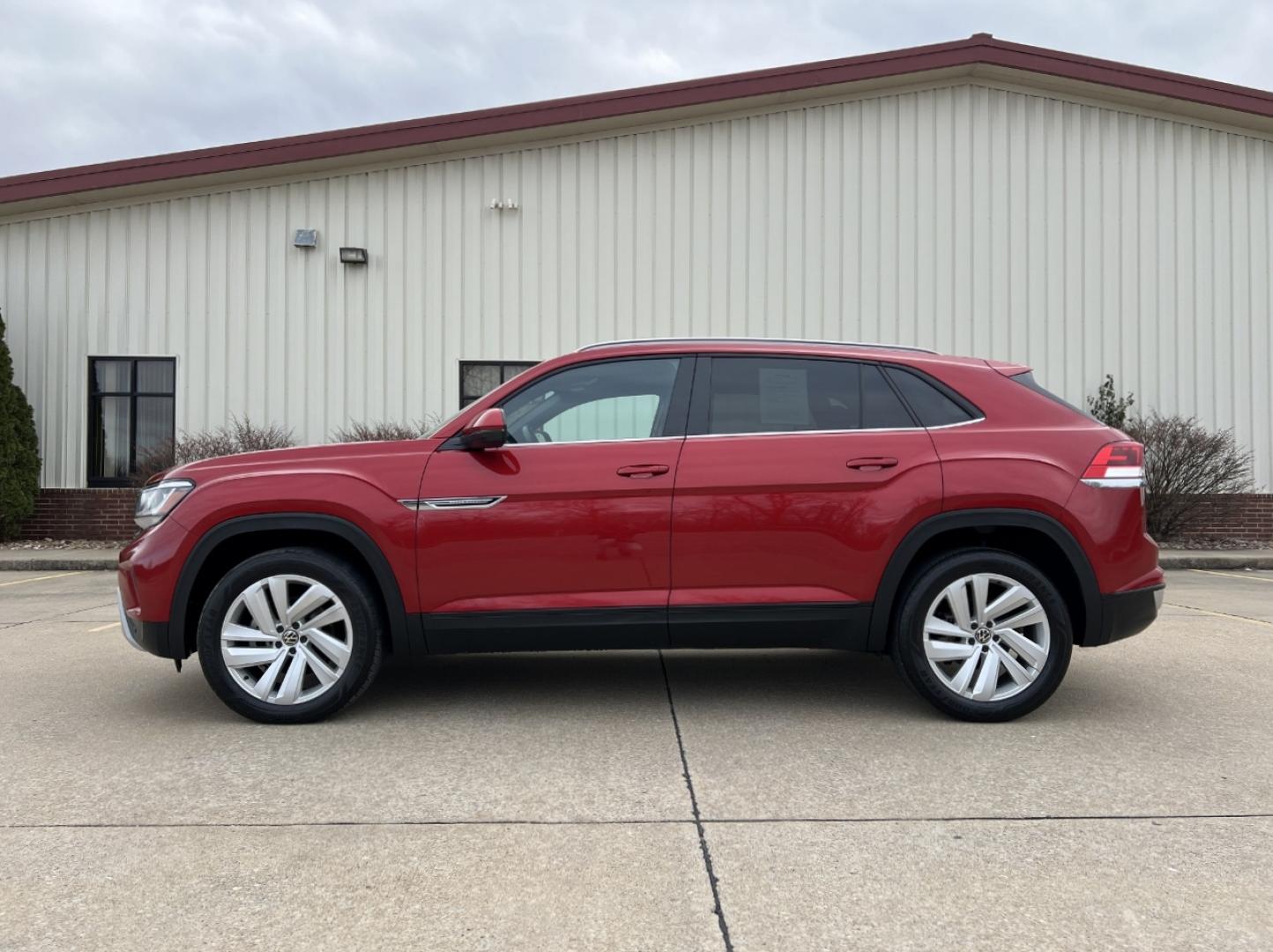 2021 RED /BLACK Volkswagen Atlas Cross Sport V6 SE w/Technology (1V2WE2CA0MC) with an 3.6L V6 engine, Automatic transmission, located at 2990 Old Orchard Rd., Jackson, MO, 63755, 37.354214, -89.612106 - 2021 Volkswagen Atlass Cross Sport SE 1-Owner 45xxx miles Front Wheel Drive 3.6L V6 Automatic Leather Backup Camera Power Driver Seat Heated Seats Bluetooth Cruise Power Windows/Locks/Mirrors We have financing available and we accept trades! Fill out a credit application on our website - Photo#7