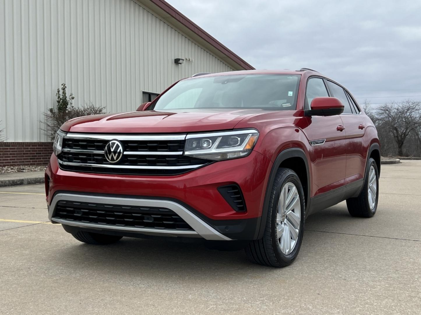 2021 RED /BLACK Volkswagen Atlas Cross Sport V6 SE w/Technology (1V2WE2CA0MC) with an 3.6L V6 engine, Automatic transmission, located at 2990 Old Orchard Rd., Jackson, MO, 63755, 37.354214, -89.612106 - 2021 Volkswagen Atlass Cross Sport SE 1-Owner 45xxx miles Front Wheel Drive 3.6L V6 Automatic Leather Backup Camera Power Driver Seat Heated Seats Bluetooth Cruise Power Windows/Locks/Mirrors We have financing available and we accept trades! Fill out a credit application on our website - Photo#6