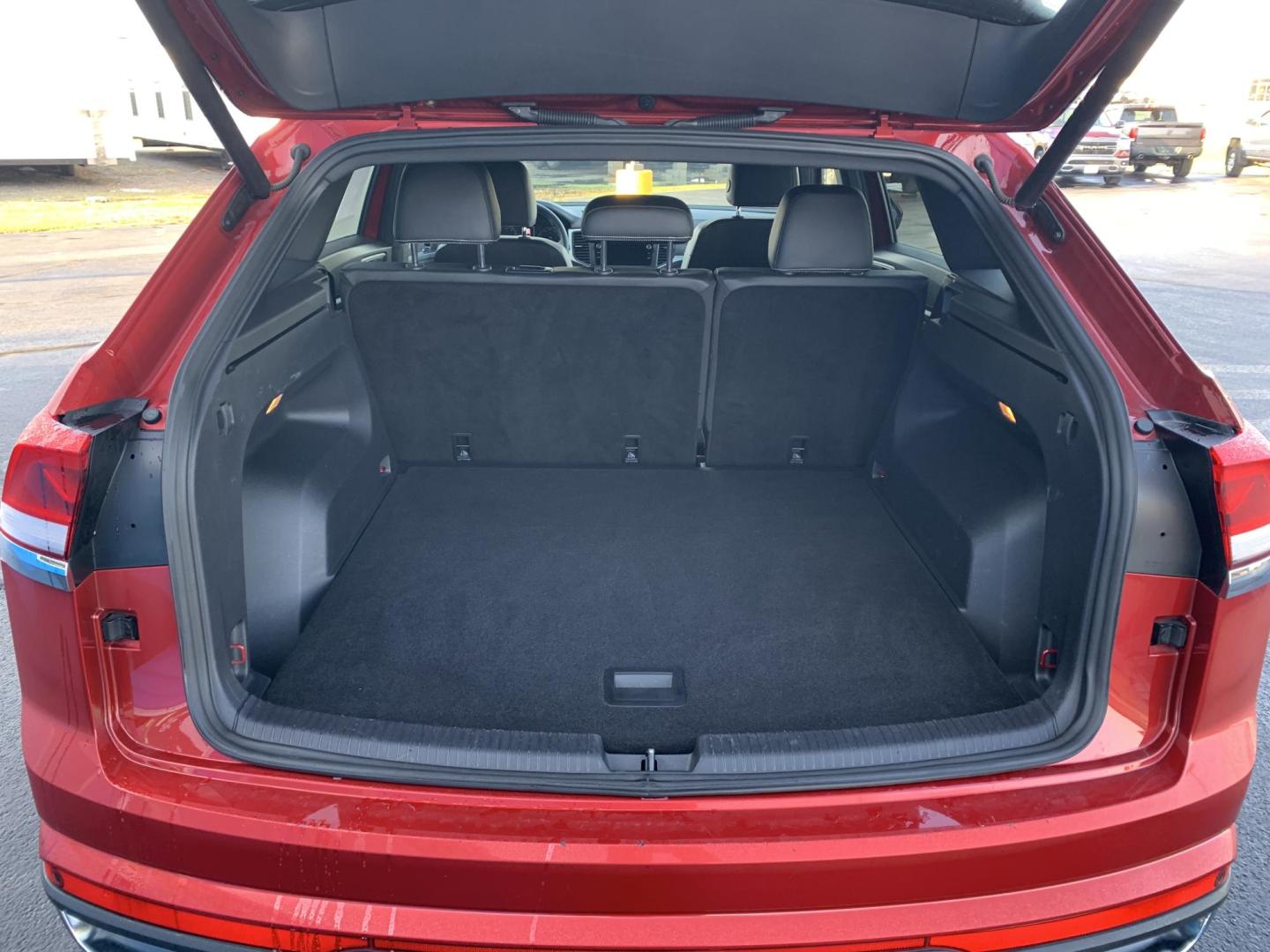 2021 RED /BLACK Volkswagen Atlas Cross Sport V6 SE w/Technology (1V2WE2CA0MC) with an 3.6L V6 engine, Automatic transmission, located at 506 S. Kingshighway, Cape Girardeau, MO, 63703, (573) 235-5000, 37.294991, -89.553635 - 2021 Volkswagen Atlass Cross Sport SE 1-Owner 45xxx miles Front Wheel Drive 3.6L V6 Automatic Leather Backup Camera Power Driver Seat Heated Seats Bluetooth Cruise Power Windows/Locks/Mirrors We have financing available and we accept trades! Fill out a credit application on our websit - Photo#6