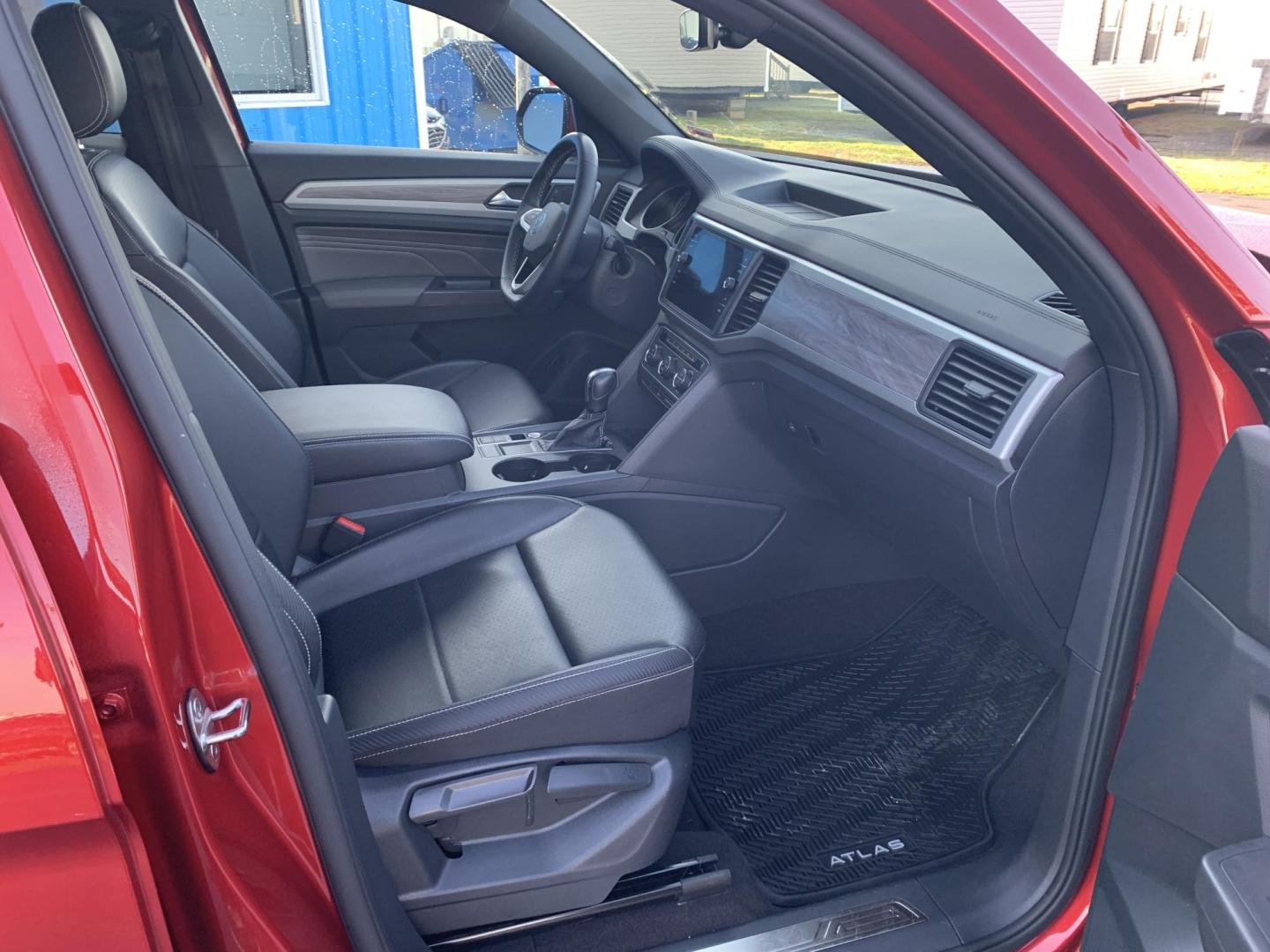 2021 RED /BLACK Volkswagen Atlas Cross Sport V6 SE w/Technology (1V2WE2CA0MC) with an 3.6L V6 engine, Automatic transmission, located at 506 S. Kingshighway, Cape Girardeau, MO, 63703, (573) 235-5000, 37.294991, -89.553635 - 2021 Volkswagen Atlass Cross Sport SE 1-Owner 45xxx miles Front Wheel Drive 3.6L V6 Automatic Leather Backup Camera Power Driver Seat Heated Seats Bluetooth Cruise Power Windows/Locks/Mirrors We have financing available and we accept trades! Fill out a credit application on our websit - Photo#11