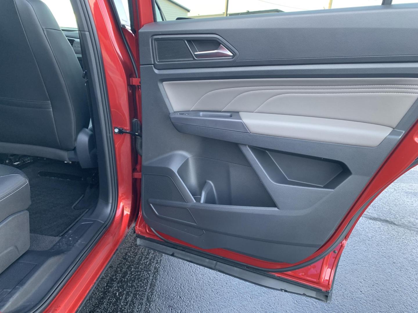 2021 RED /BLACK Volkswagen Atlas Cross Sport V6 SE w/Technology (1V2WE2CA0MC) with an 3.6L V6 engine, Automatic transmission, located at 506 S. Kingshighway, Cape Girardeau, MO, 63703, (573) 235-5000, 37.294991, -89.553635 - 2021 Volkswagen Atlass Cross Sport SE 1-Owner 45xxx miles Front Wheel Drive 3.6L V6 Automatic Leather Backup Camera Power Driver Seat Heated Seats Bluetooth Cruise Power Windows/Locks/Mirrors We have financing available and we accept trades! Fill out a credit application on our websit - Photo#12