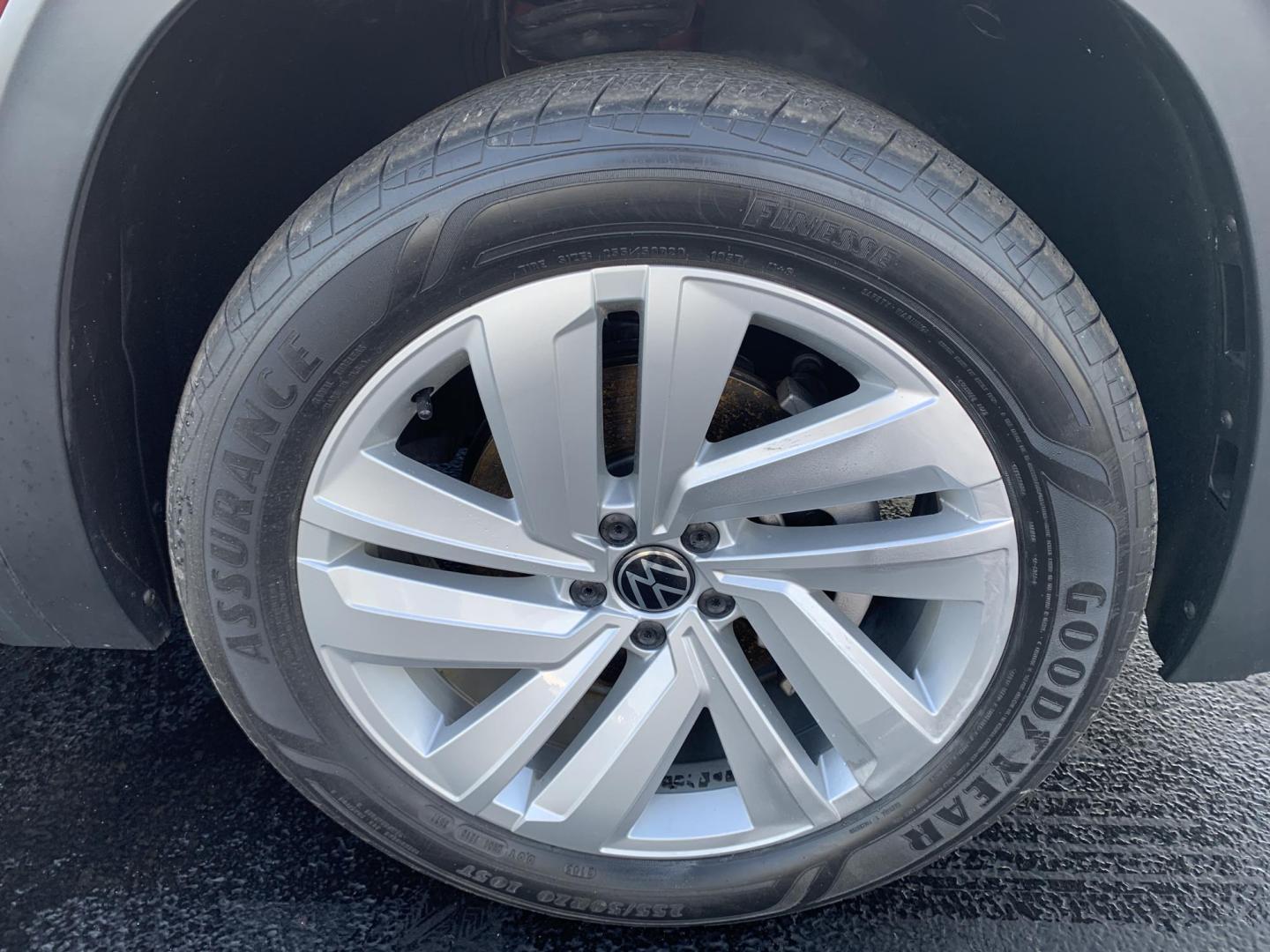 2021 RED /BLACK Volkswagen Atlas Cross Sport V6 SE w/Technology (1V2WE2CA0MC) with an 3.6L V6 engine, Automatic transmission, located at 506 S. Kingshighway, Cape Girardeau, MO, 63703, (573) 235-5000, 37.294991, -89.553635 - 2021 Volkswagen Atlass Cross Sport SE 1-Owner 45xxx miles Front Wheel Drive 3.6L V6 Automatic Leather Backup Camera Power Driver Seat Heated Seats Bluetooth Cruise Power Windows/Locks/Mirrors We have financing available and we accept trades! Fill out a credit application on our websit - Photo#33