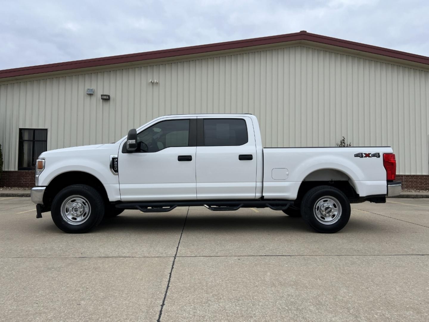 2020 WHITE /GRAY Ford F-250 SD XL Crew Cab 4WD (1FT7W2B60LE) with an 6.2L V8 engine, Automatic transmission, located at 2990 Old Orchard Rd., Jackson, MO, 63755, 37.354214, -89.612106 - 2020 Ford F-250 XL 1-Owner 135xxx miles 4x4 6.2L V8 Automatic Backup Camera Cruise Power Windows/Locks/Mirrors We have financing available and we accept trades! Fill out a credit application on our website or come by today! If you have any questions, give us a call at (573) 204-7777 or vis - Photo#5