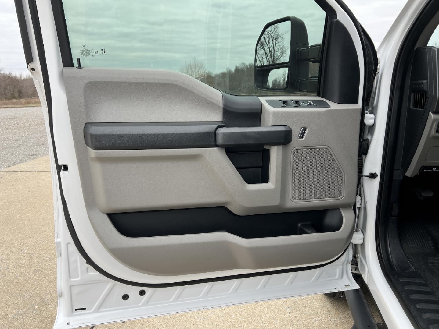 2020 WHITE /GRAY Ford F-250 SD XL Crew Cab 4WD (1FT7W2B60LE) with an 6.2L V8 engine, Automatic transmission, located at 2990 Old Orchard Rd., Jackson, MO, 63755, 37.354214, -89.612106 - 2020 Ford F-250 XL 1-Owner 135xxx miles 4x4 6.2L V8 Automatic Backup Camera Cruise Power Windows/Locks/Mirrors We have financing available and we accept trades! Fill out a credit application on our website or come by today! If you have any questions, give us a call at (573) 204-7777 or vis - Photo#11