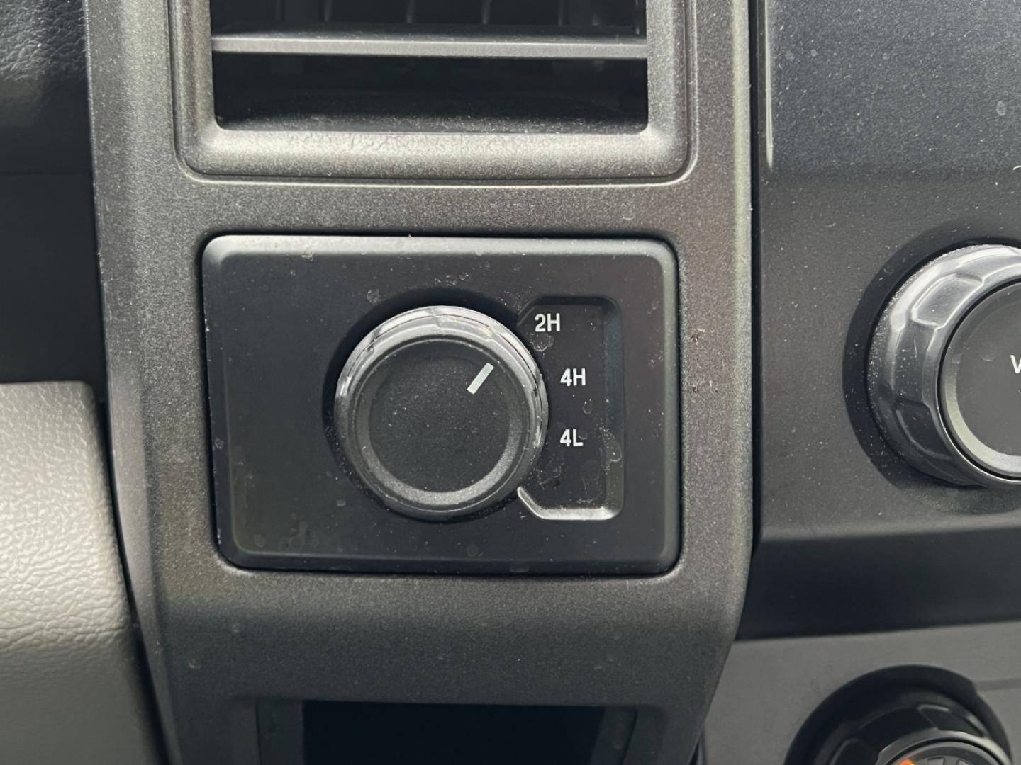 2020 WHITE /GRAY Ford F-250 SD XL Crew Cab 4WD (1FT7W2B60LE) with an 6.2L V8 engine, Automatic transmission, located at 2990 Old Orchard Rd., Jackson, MO, 63755, 37.354214, -89.612106 - 2020 Ford F-250 XL 1-Owner 135xxx miles 4x4 6.2L V8 Automatic Backup Camera Cruise Power Windows/Locks/Mirrors We have financing available and we accept trades! Fill out a credit application on our website or come by today! If you have any questions, give us a call at (573) 204-7777 or vis - Photo#2