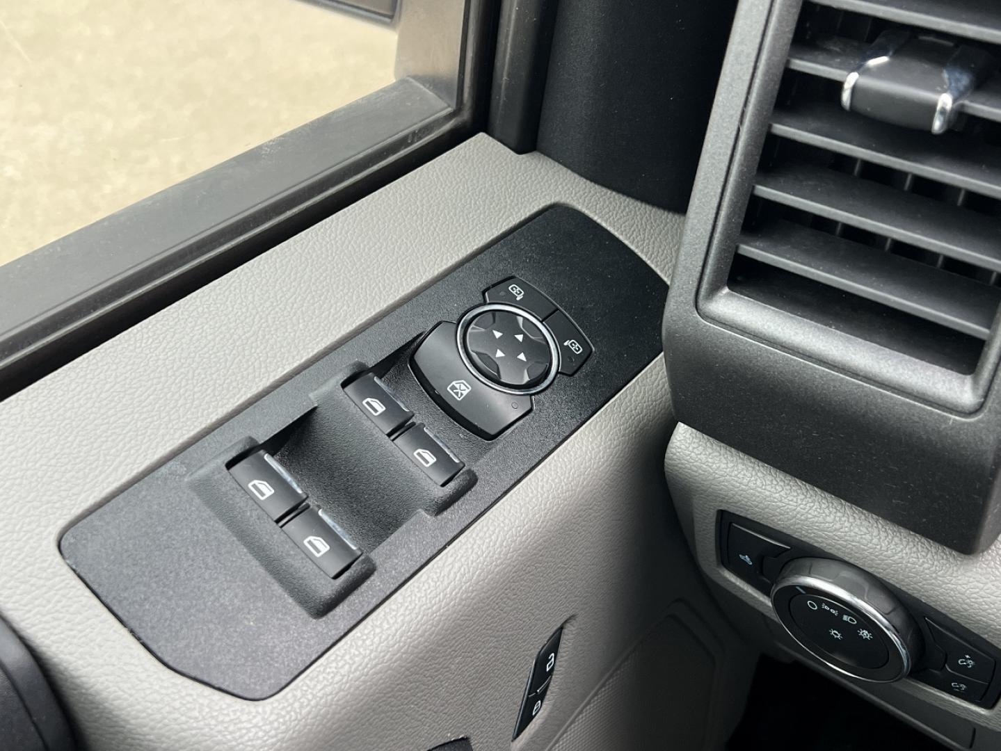 2020 WHITE /GRAY Ford F-250 SD XL Crew Cab 4WD (1FT7W2B60LE) with an 6.2L V8 engine, Automatic transmission, located at 2990 Old Orchard Rd., Jackson, MO, 63755, 37.354214, -89.612106 - 2020 Ford F-250 XL 1-Owner 135xxx miles 4x4 6.2L V8 Automatic Backup Camera Cruise Power Windows/Locks/Mirrors We have financing available and we accept trades! Fill out a credit application on our website or come by today! If you have any questions, give us a call at (573) 204-7777 or vis - Photo#26