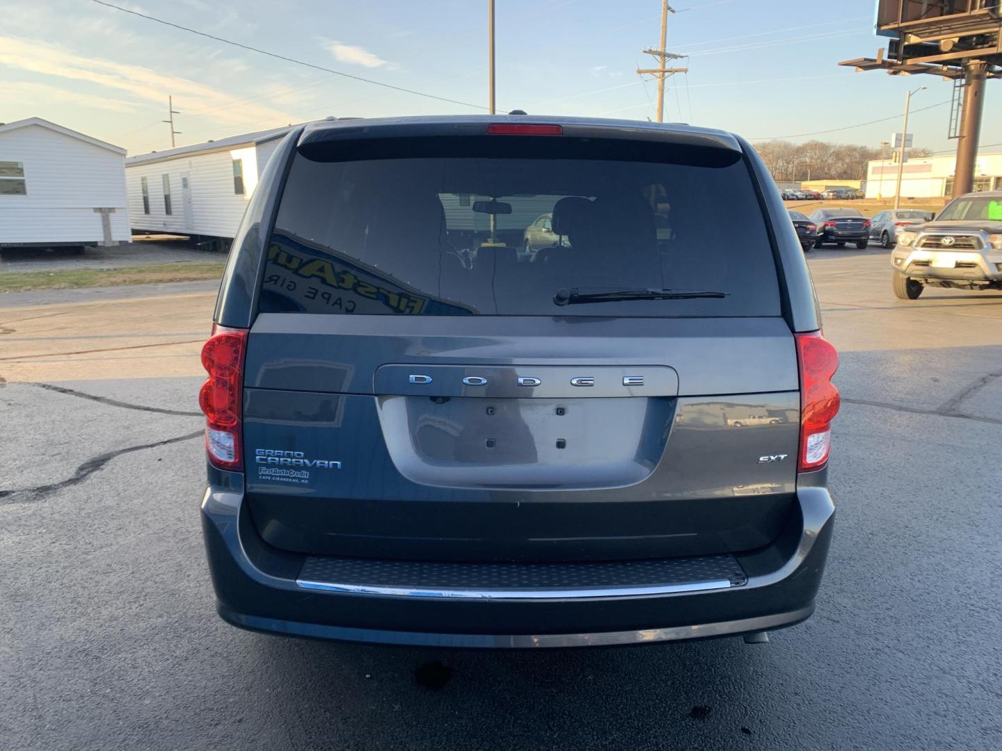 2016 GRAY /GRAY Dodge Grand Caravan SXT (2C4RDGCG0GR) with an 3.6L V6 DOHC 24V engine, 6A transmission, located at 506 S. Kingshighway, Cape Girardeau, MO, 63703, (573) 235-5000, 37.294991, -89.553635 - 2016 Dodge Grand Caravan Air Conditioning Power Windows Power Locks Power Steering Tilt Wheel AM/FM CD Satellite Keyless Entry Alarm Dual Front Airbags Side Airbags Head Airbags Rear Head Airbags All Wheel ABS We have financing available and we accept trades! Fill out a credit applica - Photo#5