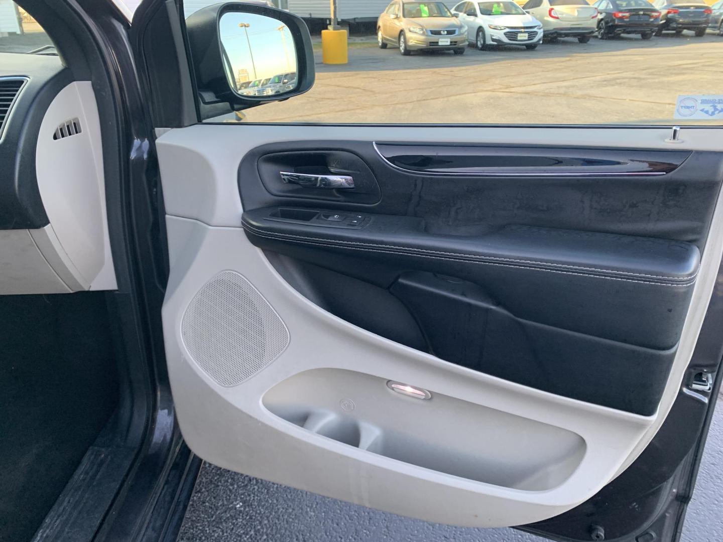 2016 GRAY /GRAY Dodge Grand Caravan SXT (2C4RDGCG0GR) with an 3.6L V6 DOHC 24V engine, 6A transmission, located at 506 S. Kingshighway, Cape Girardeau, MO, 63703, (573) 235-5000, 37.294991, -89.553635 - 2016 Dodge Grand Caravan Air Conditioning Power Windows Power Locks Power Steering Tilt Wheel AM/FM CD Satellite Keyless Entry Alarm Dual Front Airbags Side Airbags Head Airbags Rear Head Airbags All Wheel ABS We have financing available and we accept trades! Fill out a credit applica - Photo#11