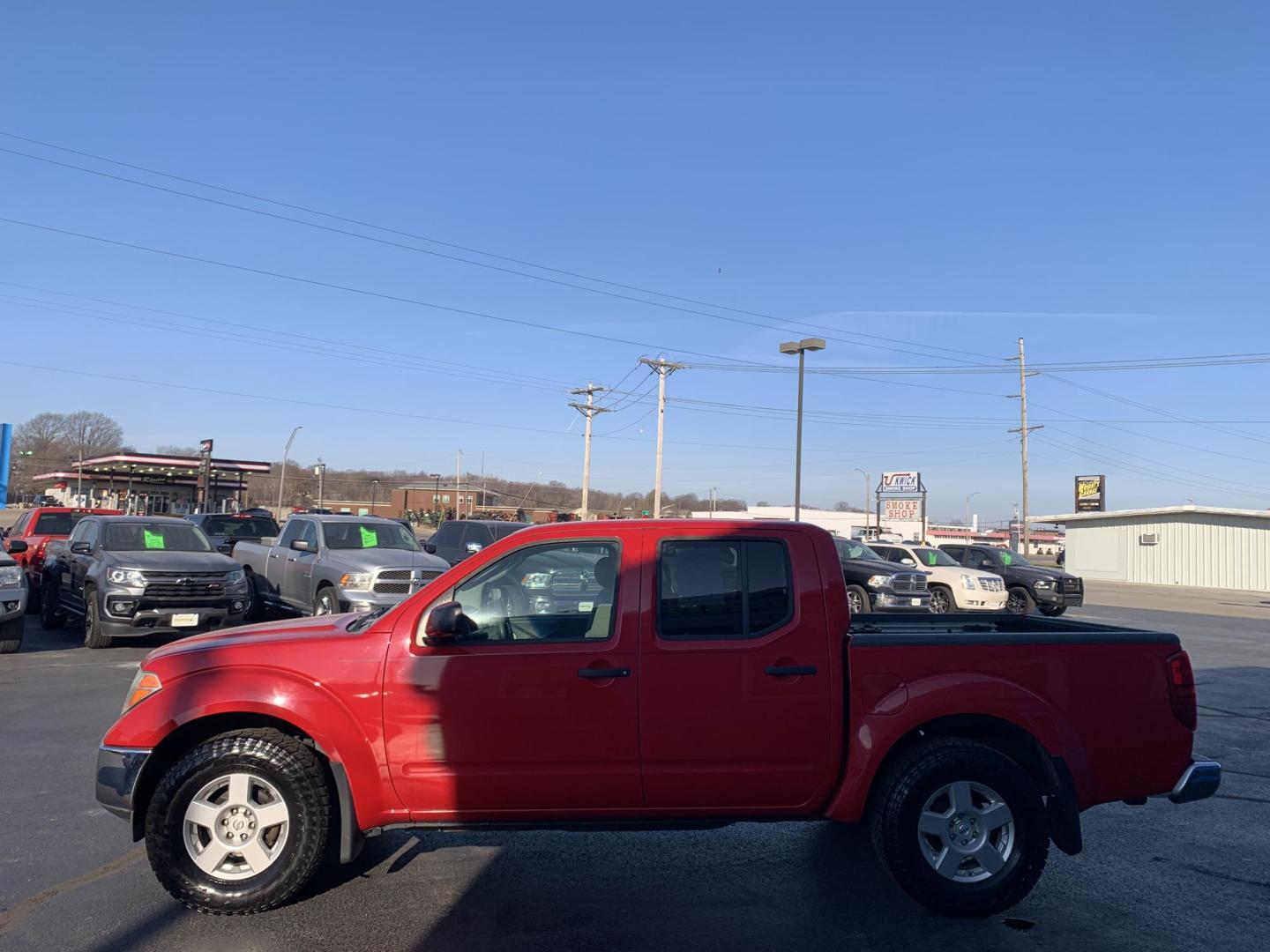2007 RED /GRAY Nissan Frontier LE Crew Cab 2WD (1N6AD07U37C) with an 4.0L V6 DOHC 24V engine, 5-Speed Automatic Overdrive transmission, located at 506 S. Kingshighway, Cape Girardeau, MO, 63703, (573) 235-5000, 37.294991, -89.553635 - 2007 Nissan Frontier LE Air Conditioning Power Steering Tilt Whee Dual Air Bags Front and Sides Crew Cab Regular Bed All Wheel ABS We have financing available and we accept trades! Fill out a credit application on our website or come by today! If you have any questions, give us a call at - Photo#3