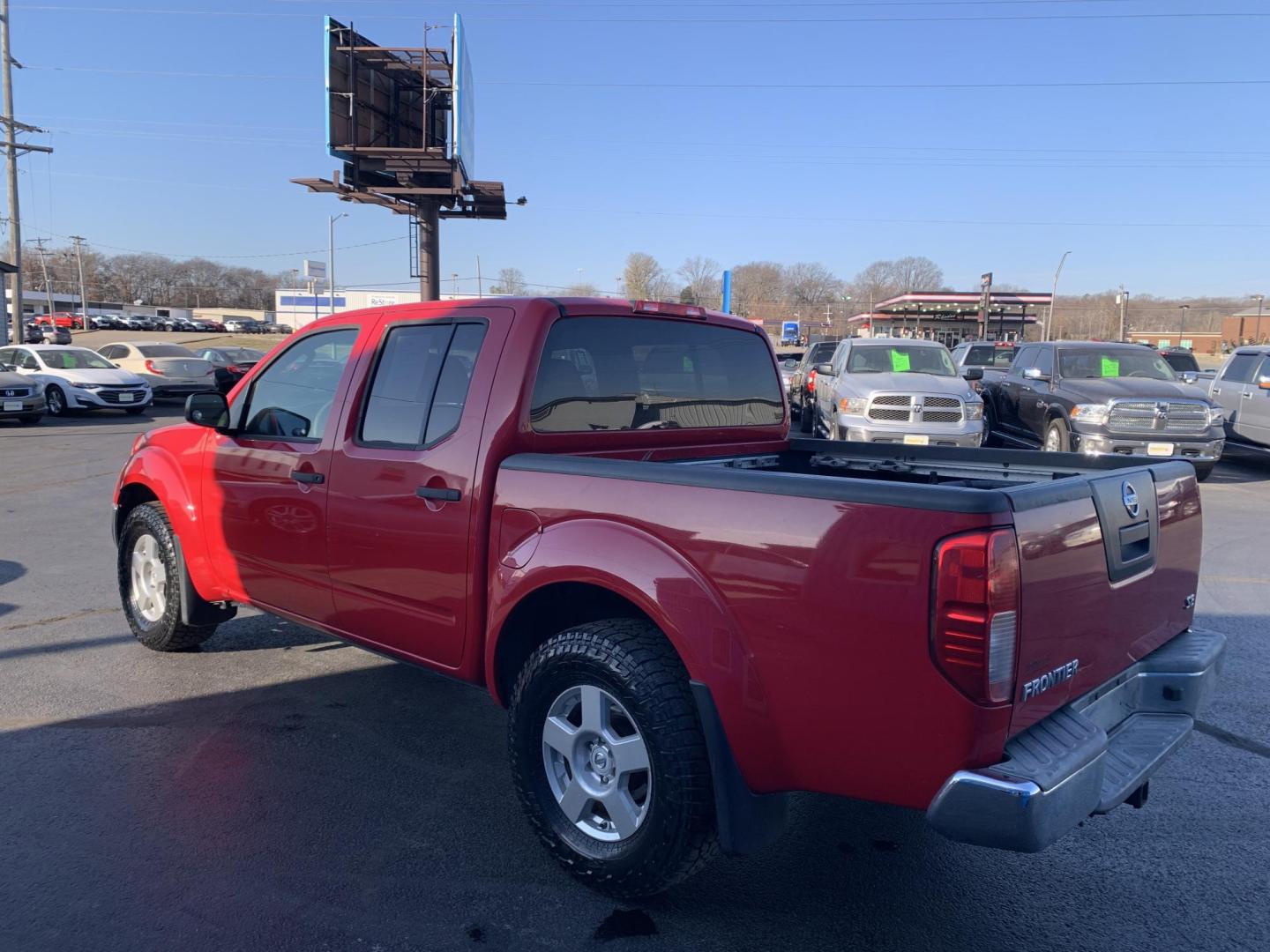 2007 RED /GRAY Nissan Frontier LE Crew Cab 2WD (1N6AD07U37C) with an 4.0L V6 DOHC 24V engine, 5-Speed Automatic Overdrive transmission, located at 506 S. Kingshighway, Cape Girardeau, MO, 63703, (573) 235-5000, 37.294991, -89.553635 - 2007 Nissan Frontier LE Air Conditioning Power Steering Tilt Whee Dual Air Bags Front and Sides Crew Cab Regular Bed All Wheel ABS We have financing available and we accept trades! Fill out a credit application on our website or come by today! If you have any questions, give us a call at - Photo#4