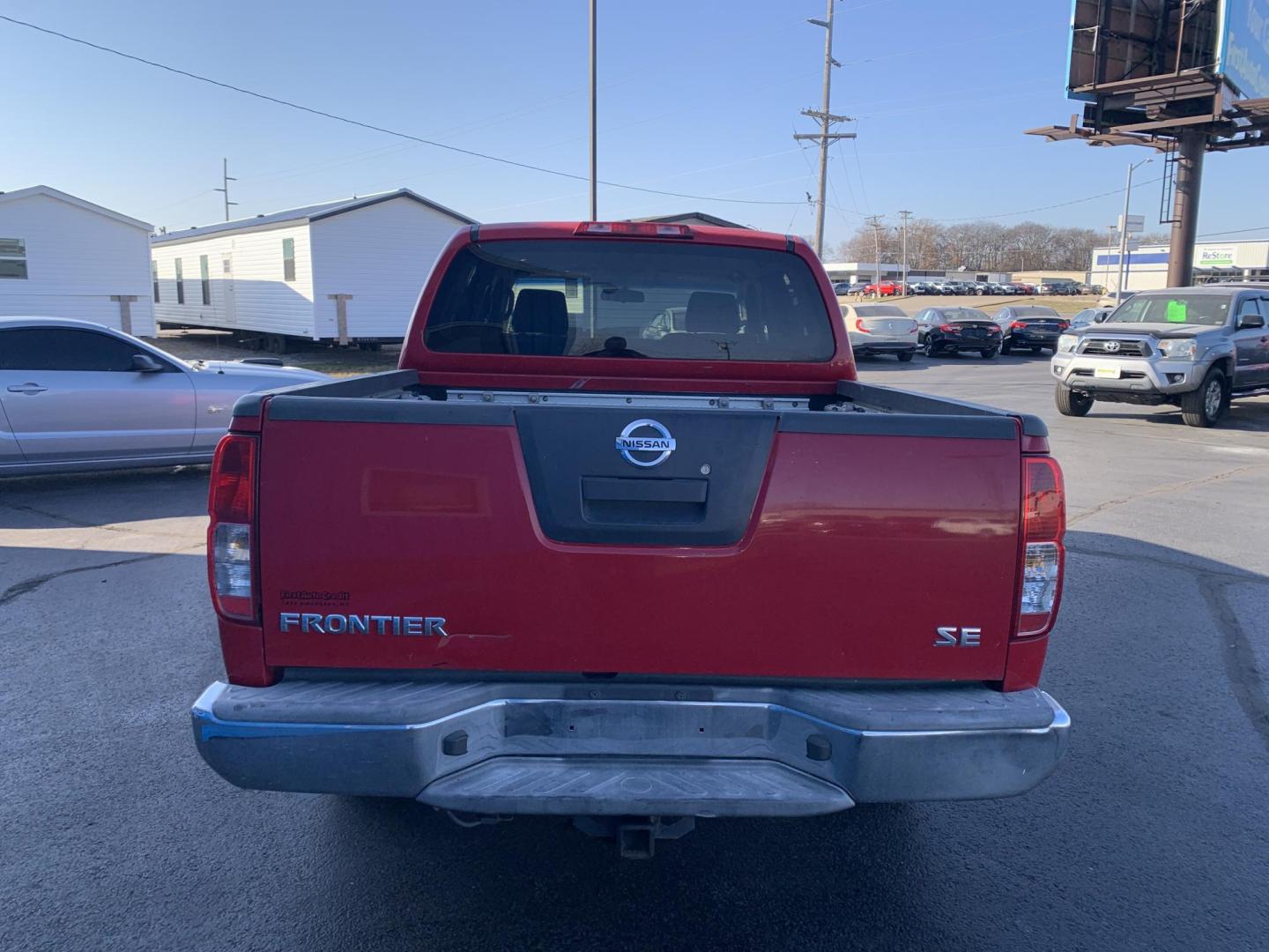 2007 RED /GRAY Nissan Frontier LE Crew Cab 2WD (1N6AD07U37C) with an 4.0L V6 DOHC 24V engine, 5-Speed Automatic Overdrive transmission, located at 506 S. Kingshighway, Cape Girardeau, MO, 63703, (573) 235-5000, 37.294991, -89.553635 - 2007 Nissan Frontier LE Air Conditioning Power Steering Tilt Whee Dual Air Bags Front and Sides Crew Cab Regular Bed All Wheel ABS We have financing available and we accept trades! Fill out a credit application on our website or come by today! If you have any questions, give us a call at - Photo#5