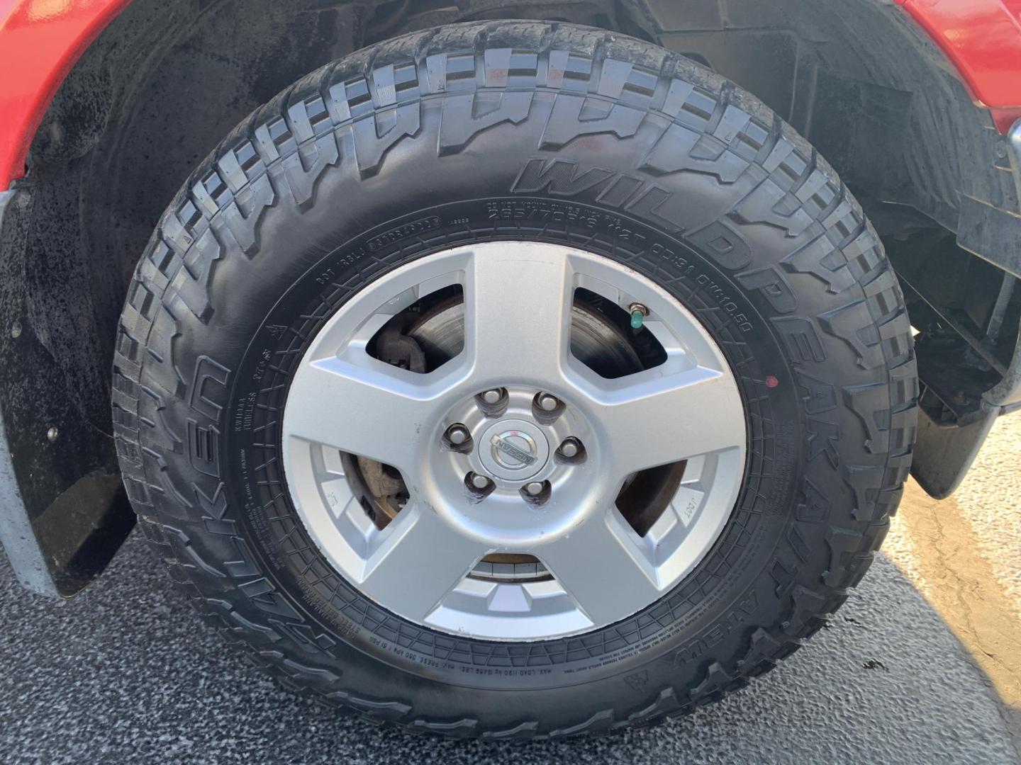 2007 RED /GRAY Nissan Frontier LE Crew Cab 2WD (1N6AD07U37C) with an 4.0L V6 DOHC 24V engine, 5-Speed Automatic Overdrive transmission, located at 506 S. Kingshighway, Cape Girardeau, MO, 63703, (573) 235-5000, 37.294991, -89.553635 - 2007 Nissan Frontier LE Air Conditioning Power Steering Tilt Whee Dual Air Bags Front and Sides Crew Cab Regular Bed All Wheel ABS We have financing available and we accept trades! Fill out a credit application on our website or come by today! If you have any questions, give us a call at - Photo#27