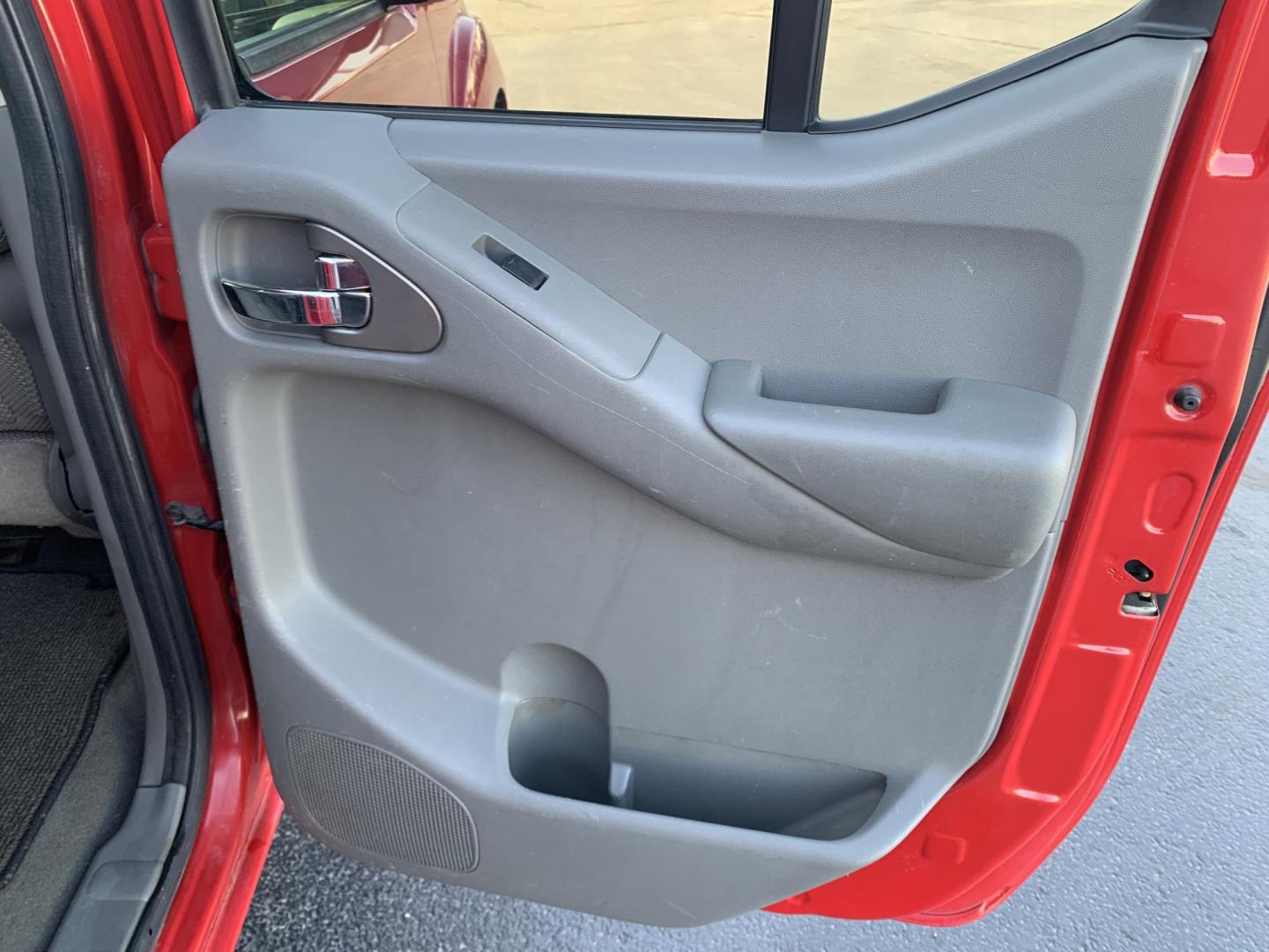 2007 RED /GRAY Nissan Frontier LE Crew Cab 2WD (1N6AD07U37C) with an 4.0L V6 DOHC 24V engine, 5-Speed Automatic Overdrive transmission, located at 506 S. Kingshighway, Cape Girardeau, MO, 63703, (573) 235-5000, 37.294991, -89.553635 - 2007 Nissan Frontier LE Air Conditioning Power Steering Tilt Whee Dual Air Bags Front and Sides Crew Cab Regular Bed All Wheel ABS We have financing available and we accept trades! Fill out a credit application on our website or come by today! If you have any questions, give us a call at - Photo#12