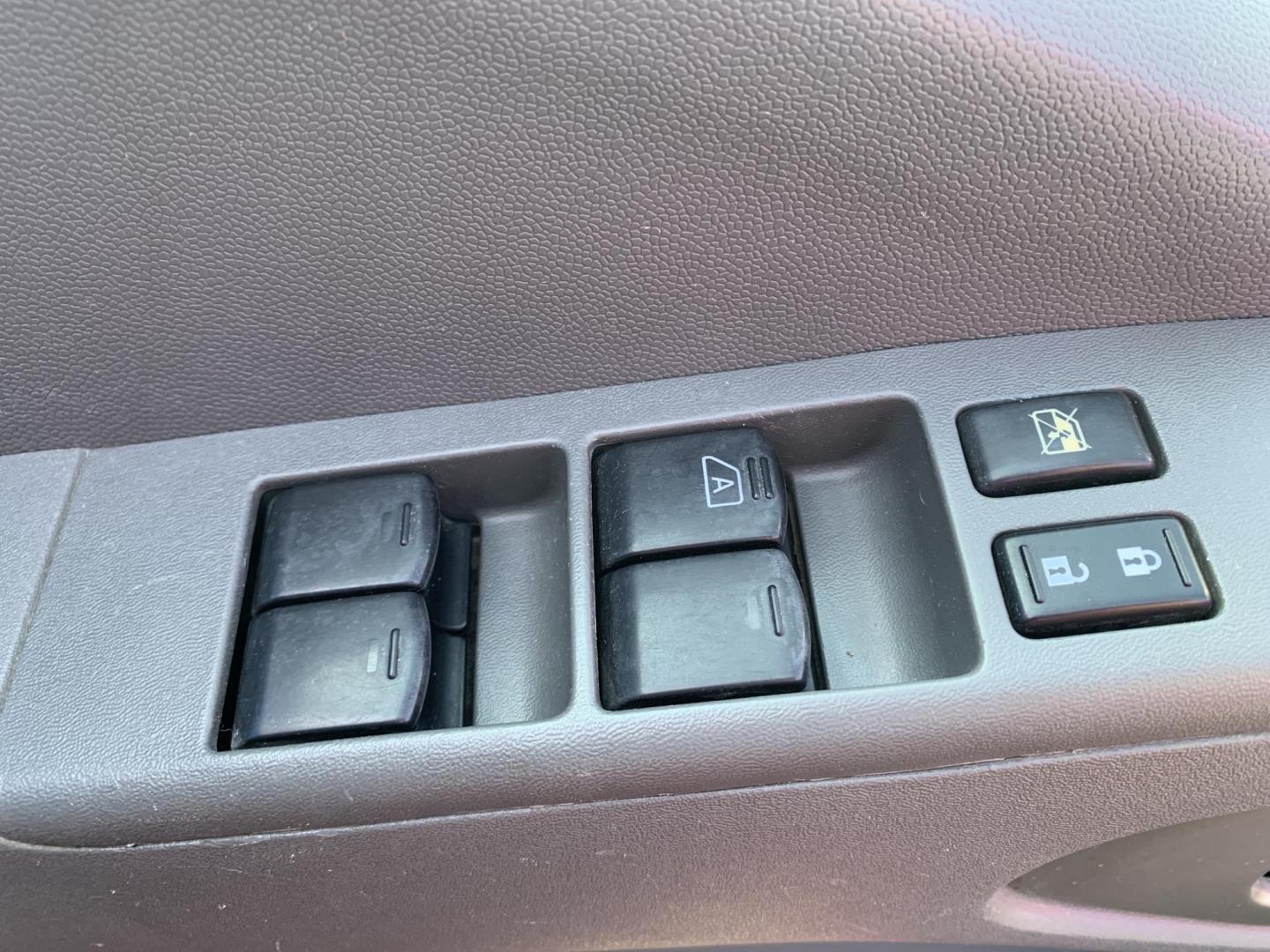 2007 RED /GRAY Nissan Frontier LE Crew Cab 2WD (1N6AD07U37C) with an 4.0L V6 DOHC 24V engine, 5-Speed Automatic Overdrive transmission, located at 506 S. Kingshighway, Cape Girardeau, MO, 63703, (573) 235-5000, 37.294991, -89.553635 - 2007 Nissan Frontier LE Air Conditioning Power Steering Tilt Whee Dual Air Bags Front and Sides Crew Cab Regular Bed All Wheel ABS We have financing available and we accept trades! Fill out a credit application on our website or come by today! If you have any questions, give us a call at - Photo#18