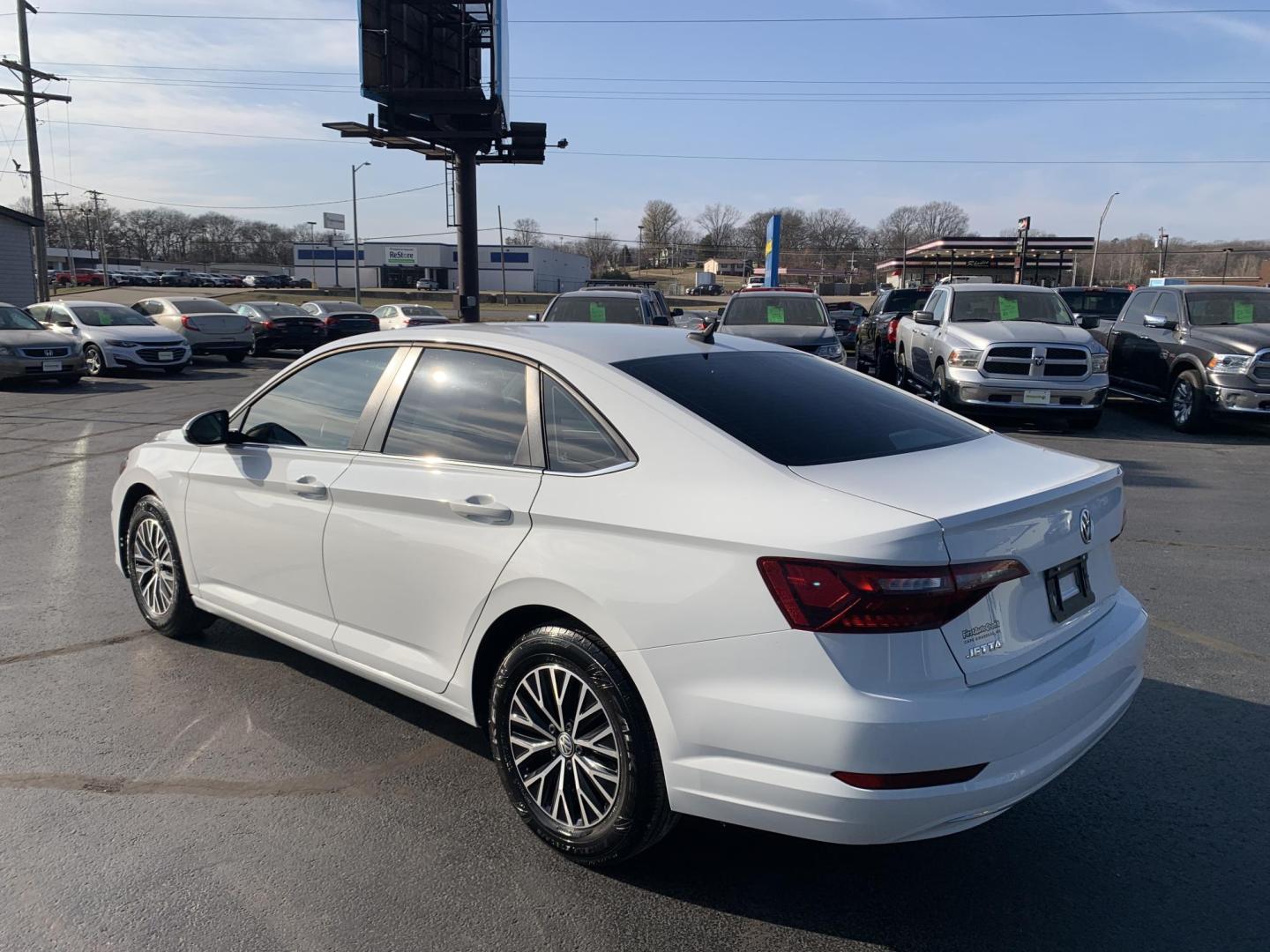 2021 WHITE /BLACK Volkswagen Jetta 1.4T S (3VWC57BU9MM) with an 1.4L L4 DOHC 20V engine, Automatic transmission, located at 506 S. Kingshighway, Cape Girardeau, MO, 63703, (573) 235-5000, 37.294991, -89.553635 - 2021 Volkswagen Jetta S 85,XXX mi 1.4L 4Cyl Automatic Front Wheel Drive Power Windows/Locks/Mirrors Backup Camera We have financing available and we accept trades! Fill out a credit application on our website or come by today! If you have any questions, give us a call at (573) 235-5000 or - Photo#4