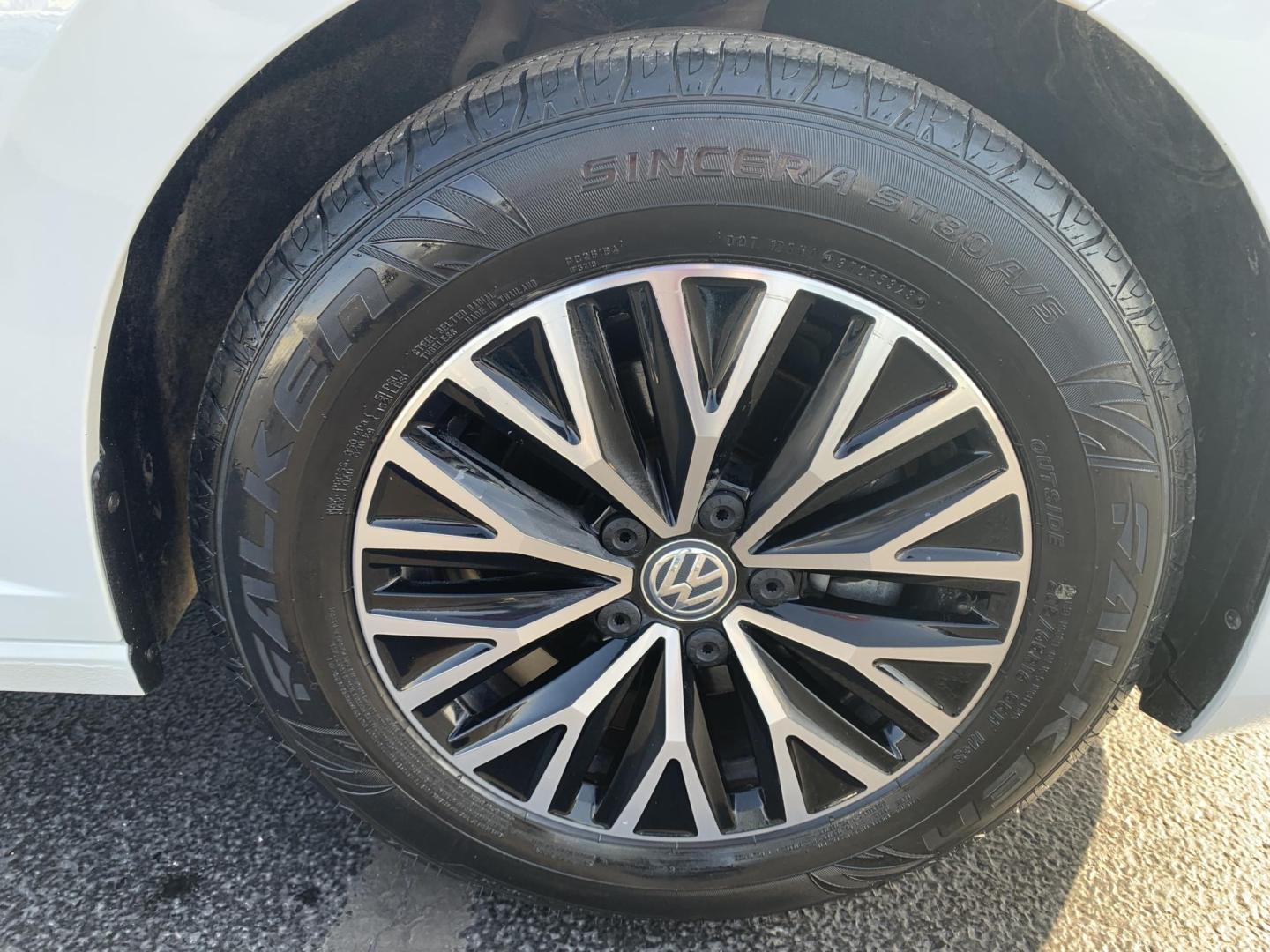 2021 WHITE /BLACK Volkswagen Jetta 1.4T S (3VWC57BU9MM) with an 1.4L L4 DOHC 20V engine, Automatic transmission, located at 506 S. Kingshighway, Cape Girardeau, MO, 63703, (573) 235-5000, 37.294991, -89.553635 - 2021 Volkswagen Jetta S 85,XXX mi 1.4L 4Cyl Automatic Front Wheel Drive Power Windows/Locks/Mirrors Backup Camera We have financing available and we accept trades! Fill out a credit application on our website or come by today! If you have any questions, give us a call at (573) 235-5000 or - Photo#27