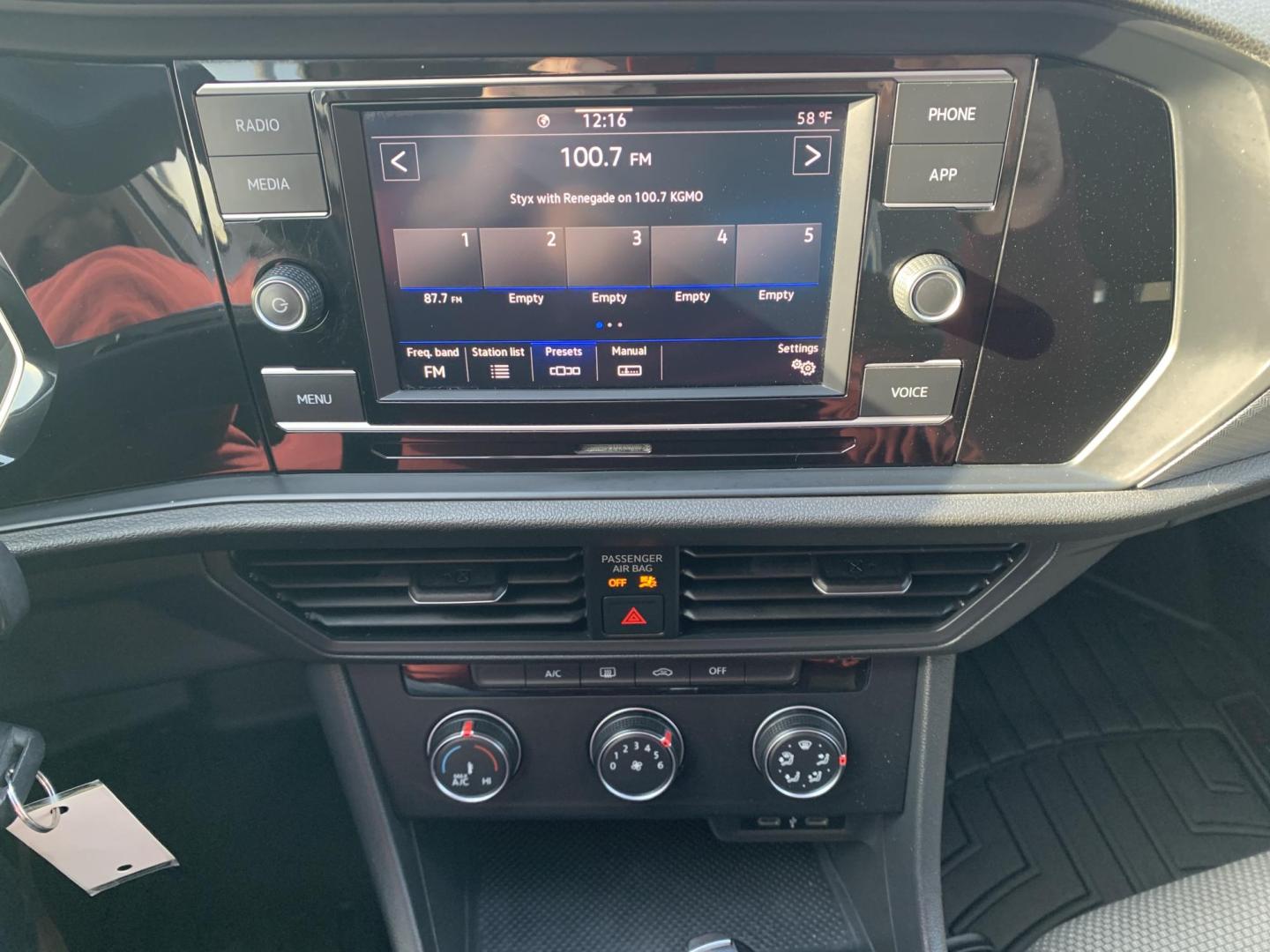 2021 WHITE /BLACK Volkswagen Jetta 1.4T S (3VWC57BU9MM) with an 1.4L L4 DOHC 20V engine, Automatic transmission, located at 506 S. Kingshighway, Cape Girardeau, MO, 63703, (573) 235-5000, 37.294991, -89.553635 - 2021 Volkswagen Jetta S 85,XXX mi 1.4L 4Cyl Automatic Front Wheel Drive Power Windows/Locks/Mirrors Backup Camera We have financing available and we accept trades! Fill out a credit application on our website or come by today! If you have any questions, give us a call at (573) 235-5000 or - Photo#23